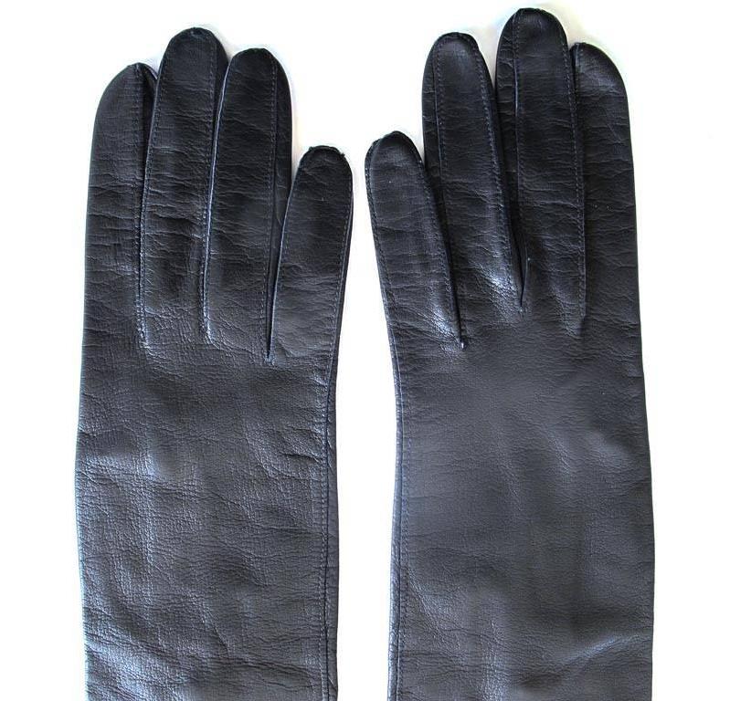 New Akris of Paris 1960 Black Three Button Leather Evening Gloves In New Condition For Sale In San Francisco, CA