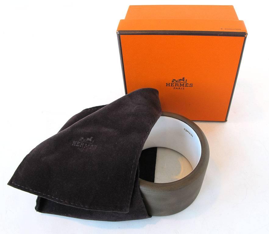 Hermès Assam Bangle Bracelet in Matte Brown Lacquered Wood For Sale 1