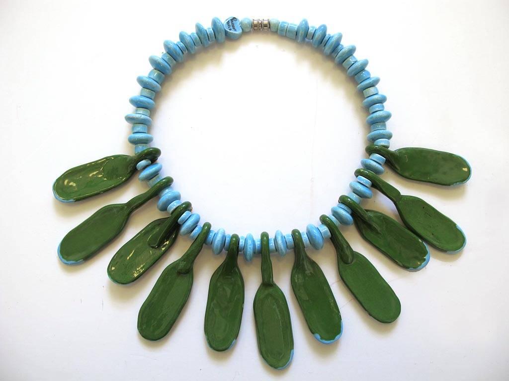Vintage 1970's Parrot Pearls Ceramic Beaded Choker Necklace In Excellent Condition For Sale In San Francisco, CA