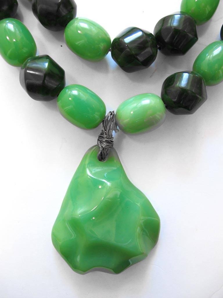 Women's 1960's Green Bakelite Beaded Long Necklace with Pear-Shaped Pendant For Sale