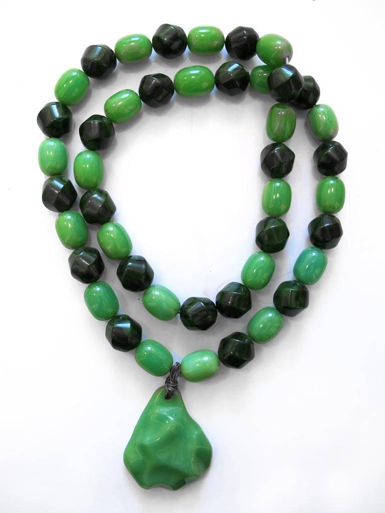 1960's Green Bakelite Beaded Long Necklace with Pear-Shaped Pendant In Excellent Condition For Sale In San Francisco, CA
