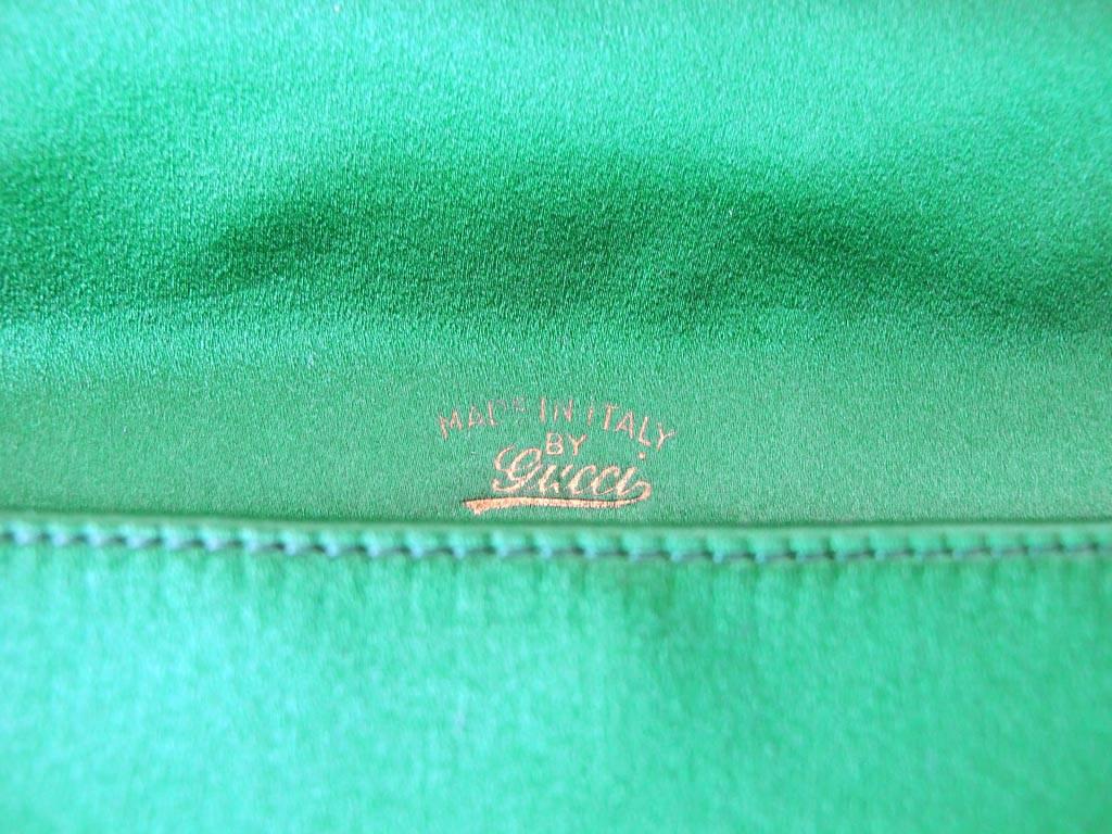 1950's Gucci Kelly Green Satin Scallop Clutch In Good Condition For Sale In San Francisco, CA