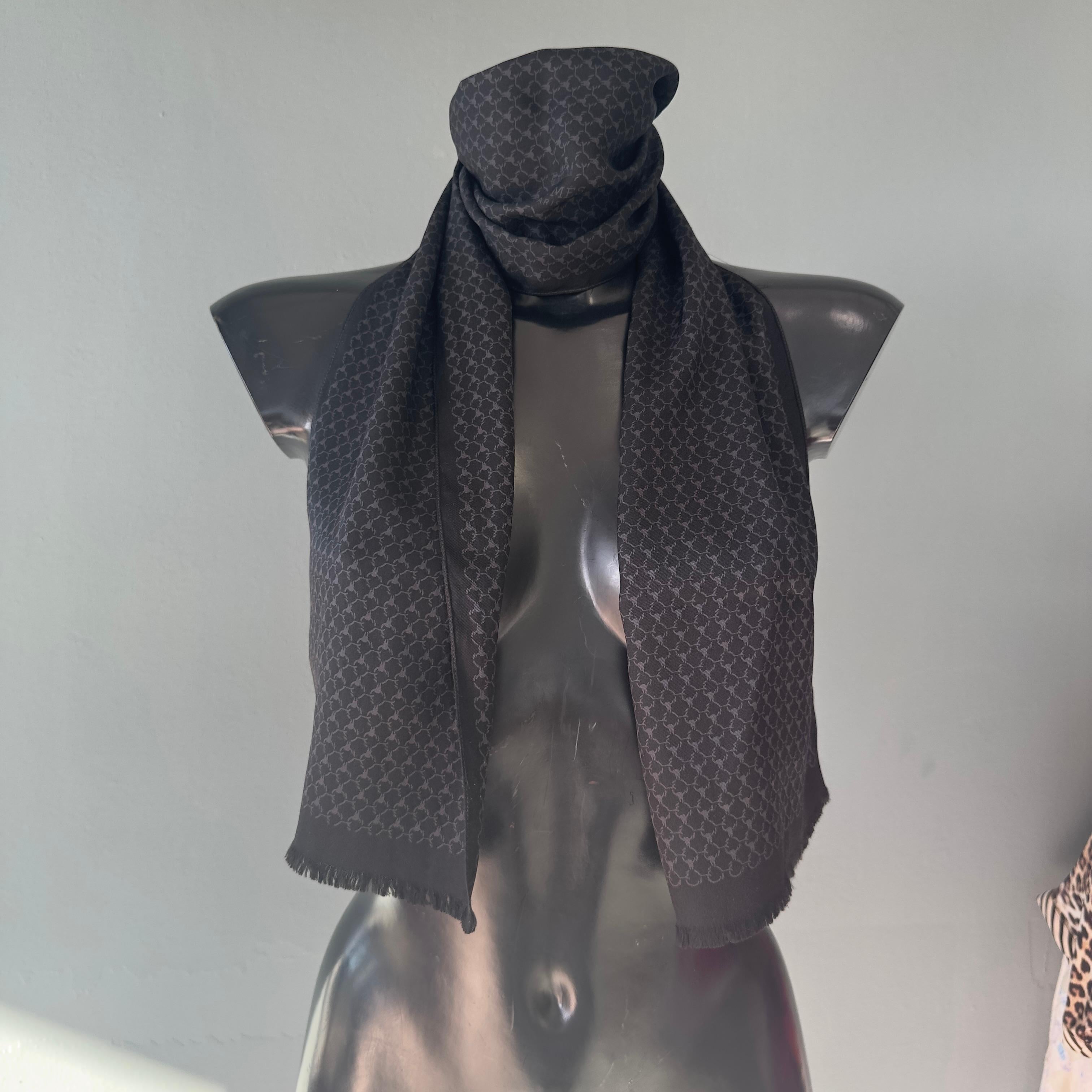 Sciarpa Hermès in seta – Nero e motivo a catene
Minimalismo e design iconico si fondono in questa sciarpa Hermès total black in seta, decorata con un delicato motivo a catene tono su tono. La texture sottile e fluida la rende un accessorio lussuoso