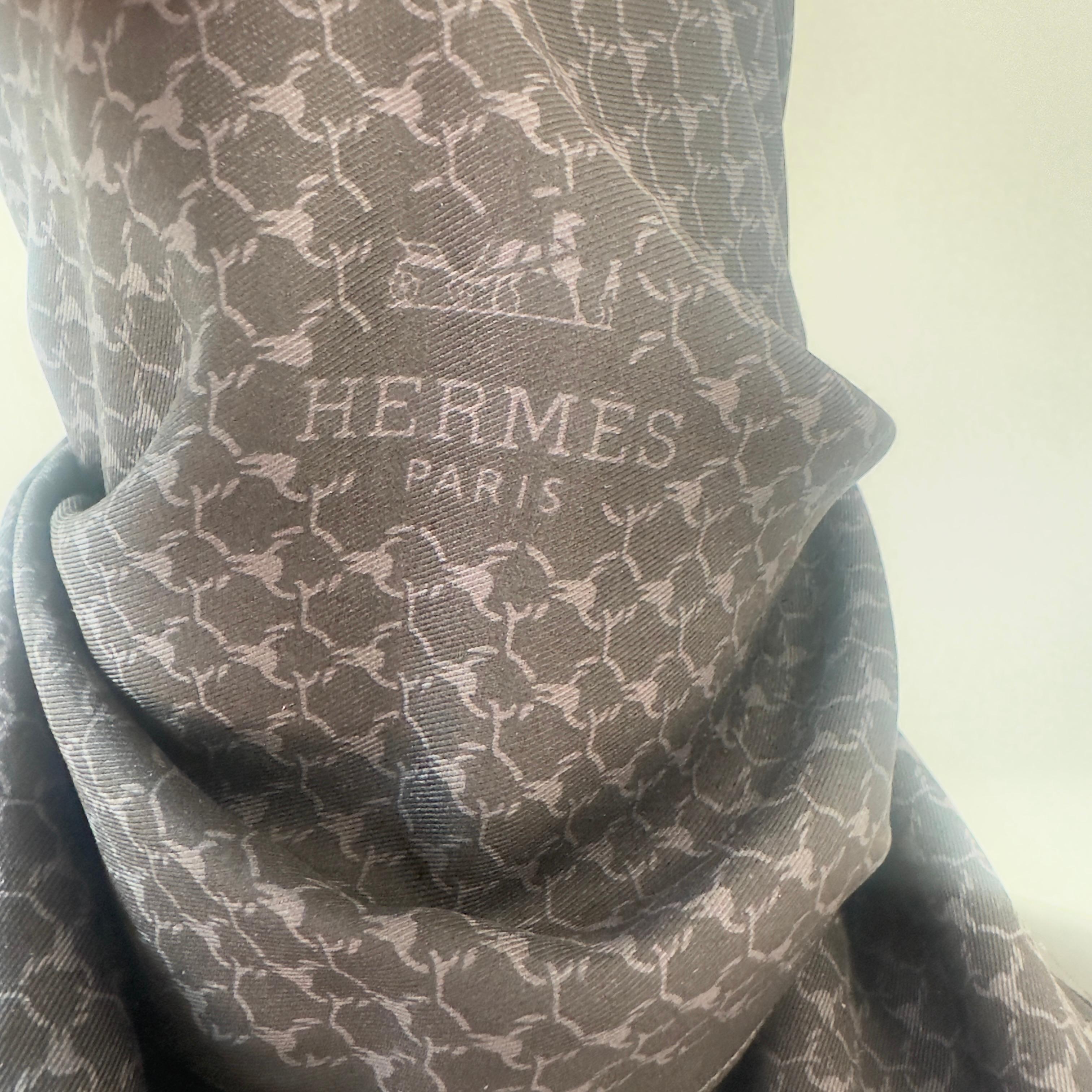 Sciarpa Hermès in seta mia utilizzata (Black) im Angebot