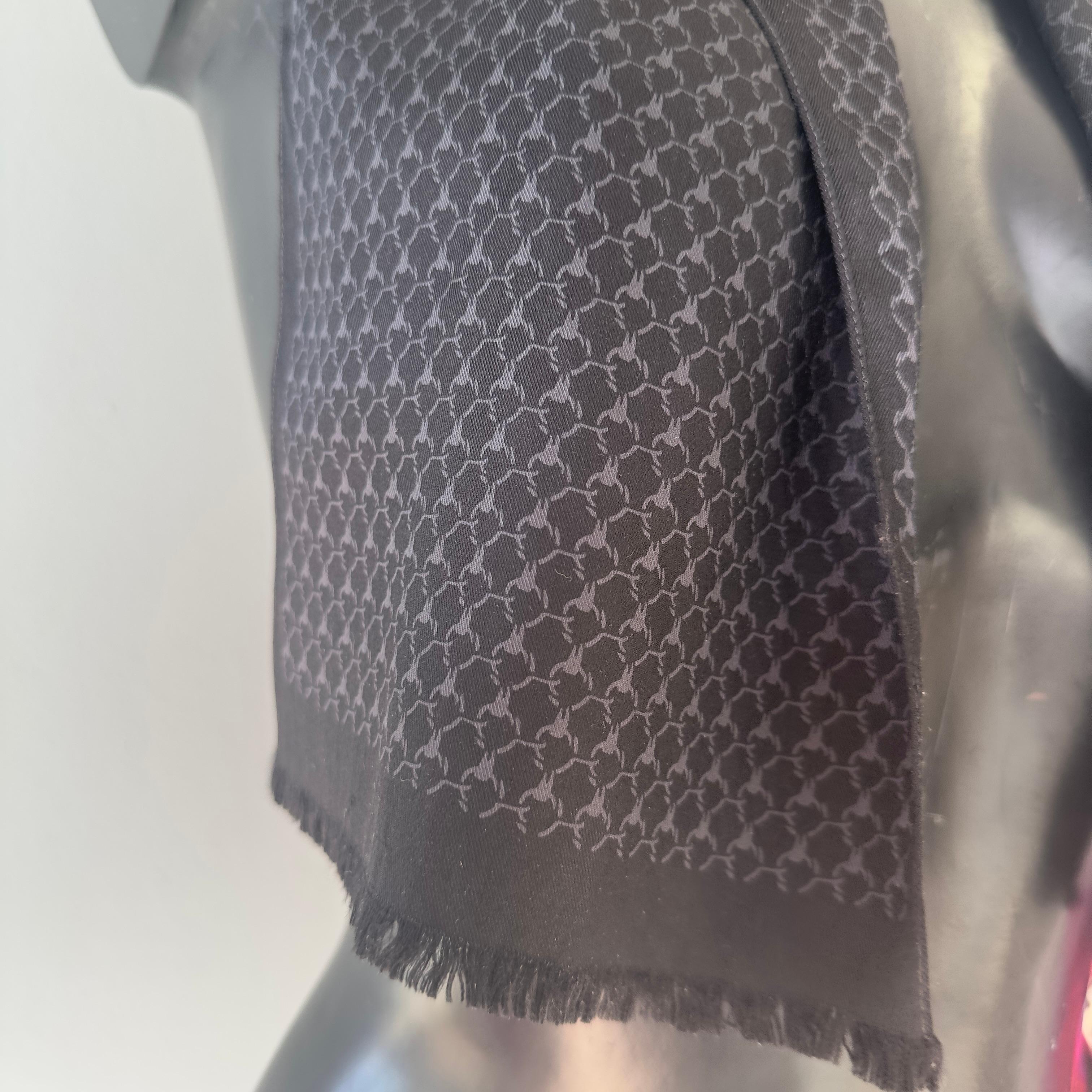 Sciarpa Hermès in seta mia utilizzata im Zustand „Neu“ im Angebot in Basaluzzo, IT