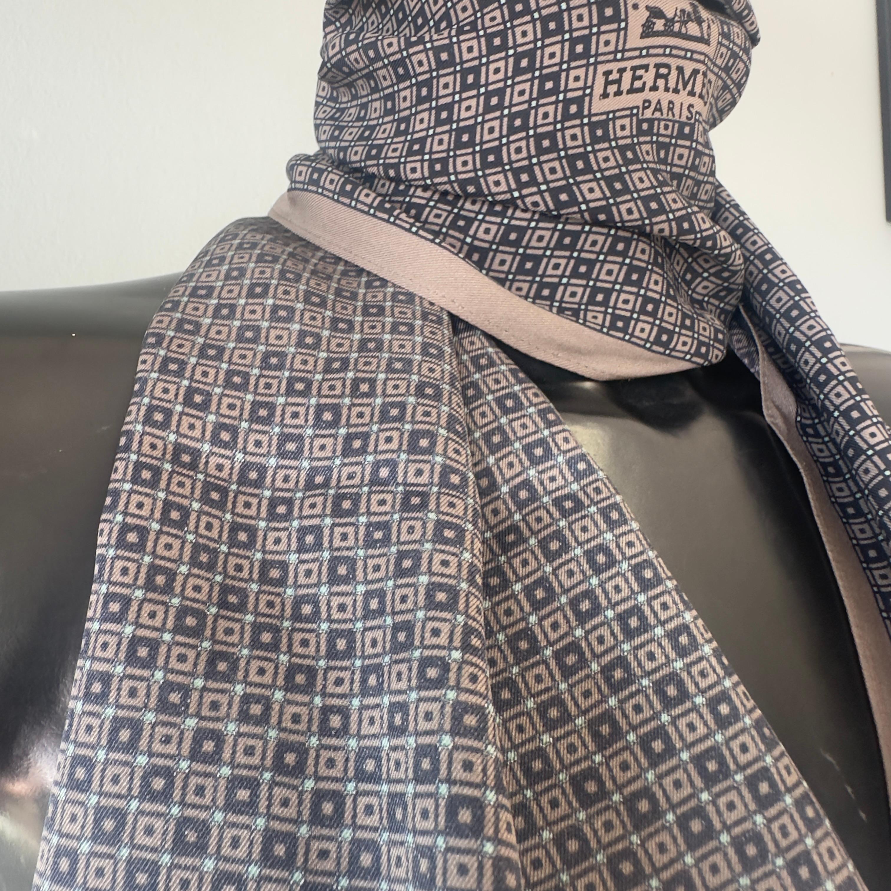 Sciarpa Hermès nuova mai utilizzata in seta im Zustand „Neu“ im Angebot in Basaluzzo, IT