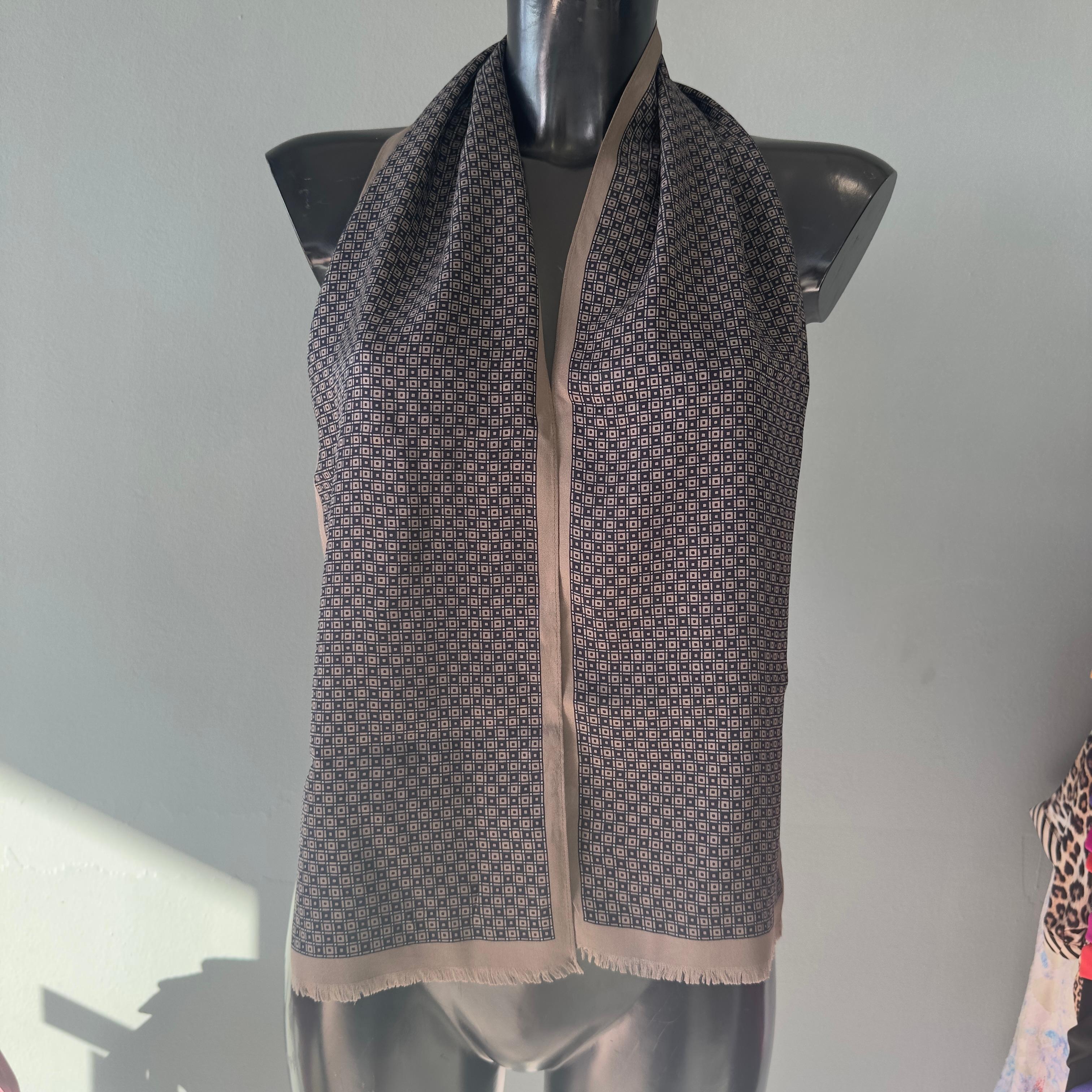 Sciarpa Hermès nuova mai utilizzata in seta für Damen oder Herren im Angebot