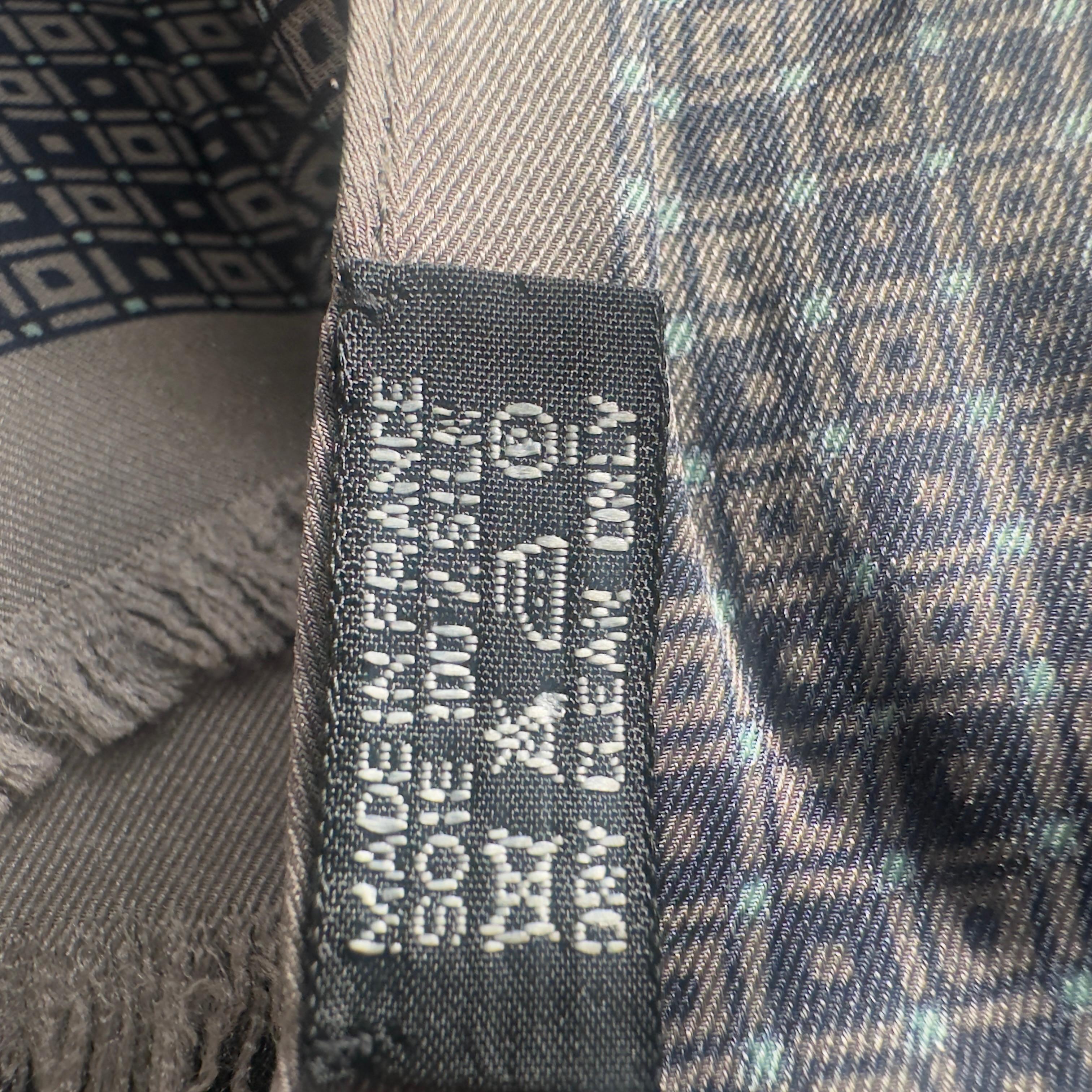 Sciarpa Hermès nuova mai utilizzata in seta im Angebot 1