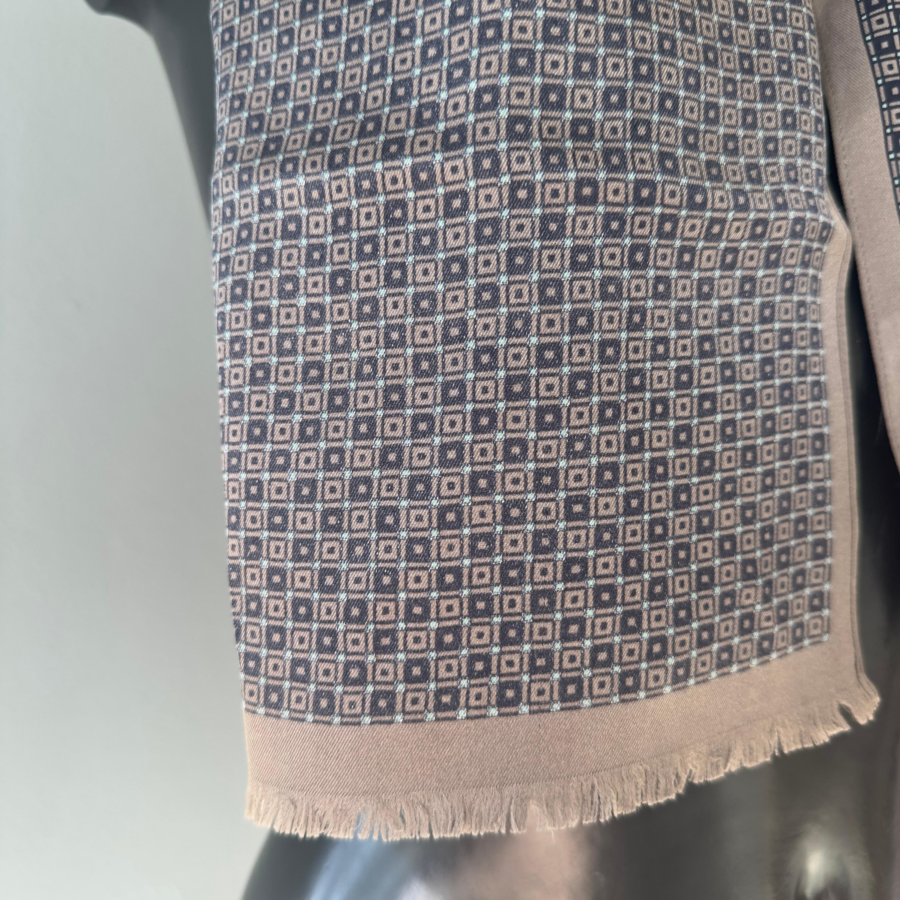 Sciarpa Hermès nuova mai utilizzata in seta (Gray) im Angebot