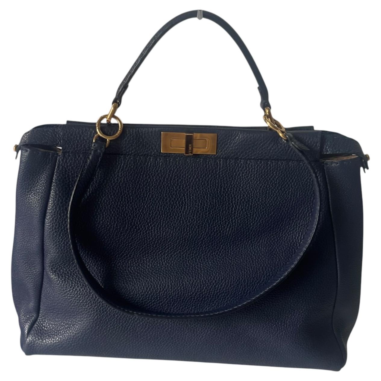 What is the difference between a clutch and a purse?