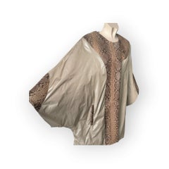 Manteau en tissu thermique beige champagne avec empiècements en python véritable