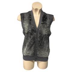 Chaleco de piel Breitschwanz de Prada en color gris pizarra