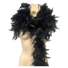 Estola de Prada tipo boa de plumas negras, de 190 cm de largo, con caja original