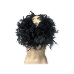 Estola de Prada tipo boa de plumas negras, de 190 cm de largo, con caja original