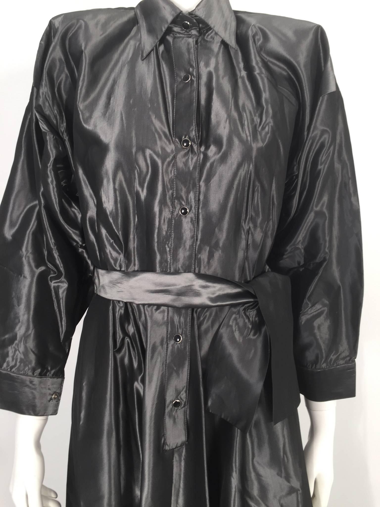 Norma Kamali 1980's metallic trench coat features a unique sheen water repellant fabric made of cotton, polyester and rayon. The sleeves are 20'' and the trench coat includes a detachable belt.

For International orders, please contact us for a