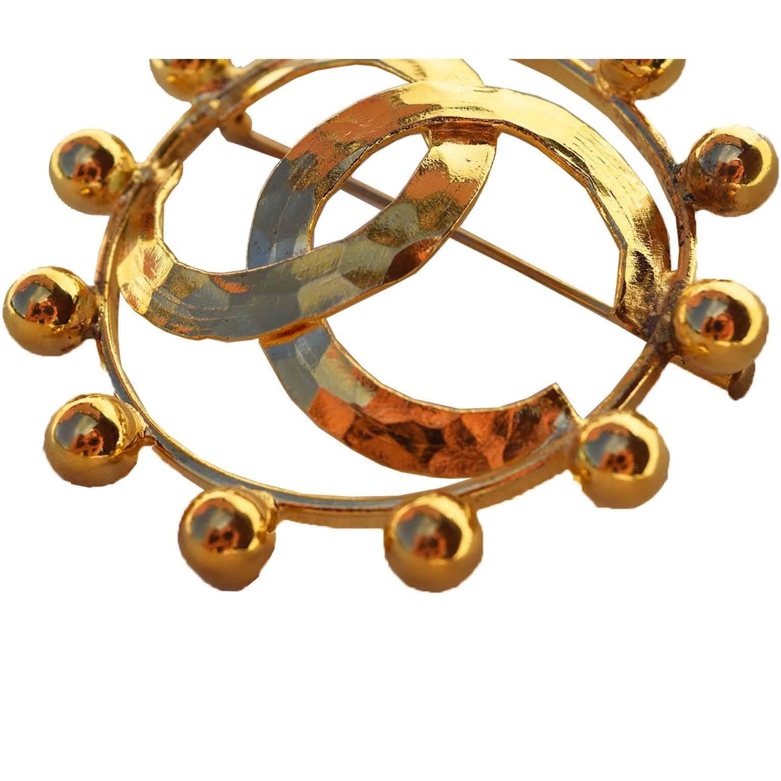 
Chanel vintage CC logo brooch. Shiny goldtone CC logo with mini globes border design. Collection 25 (1988) designed by Victoire de Castellane, who was hired by Lagerfeld to oversee the design of Chanel's costume jewellery.

Details:
Creator: