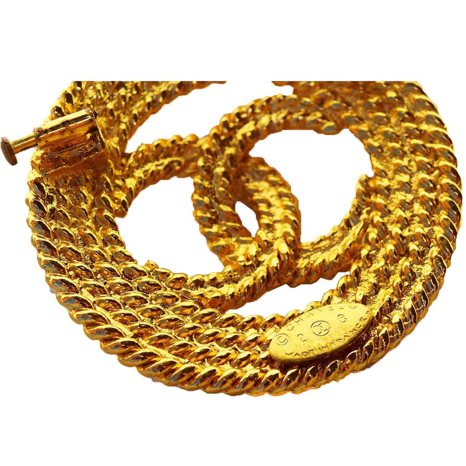Chanel vintage rope CC logo brooch. Shiny goldtone textured rope design. Collection 28 (1991) designed by Victoire de Castellane, who was hired by Lagerfeld to oversee the design of Chanel's costume jewellery.

Details:
Creator: Chanel
Place of