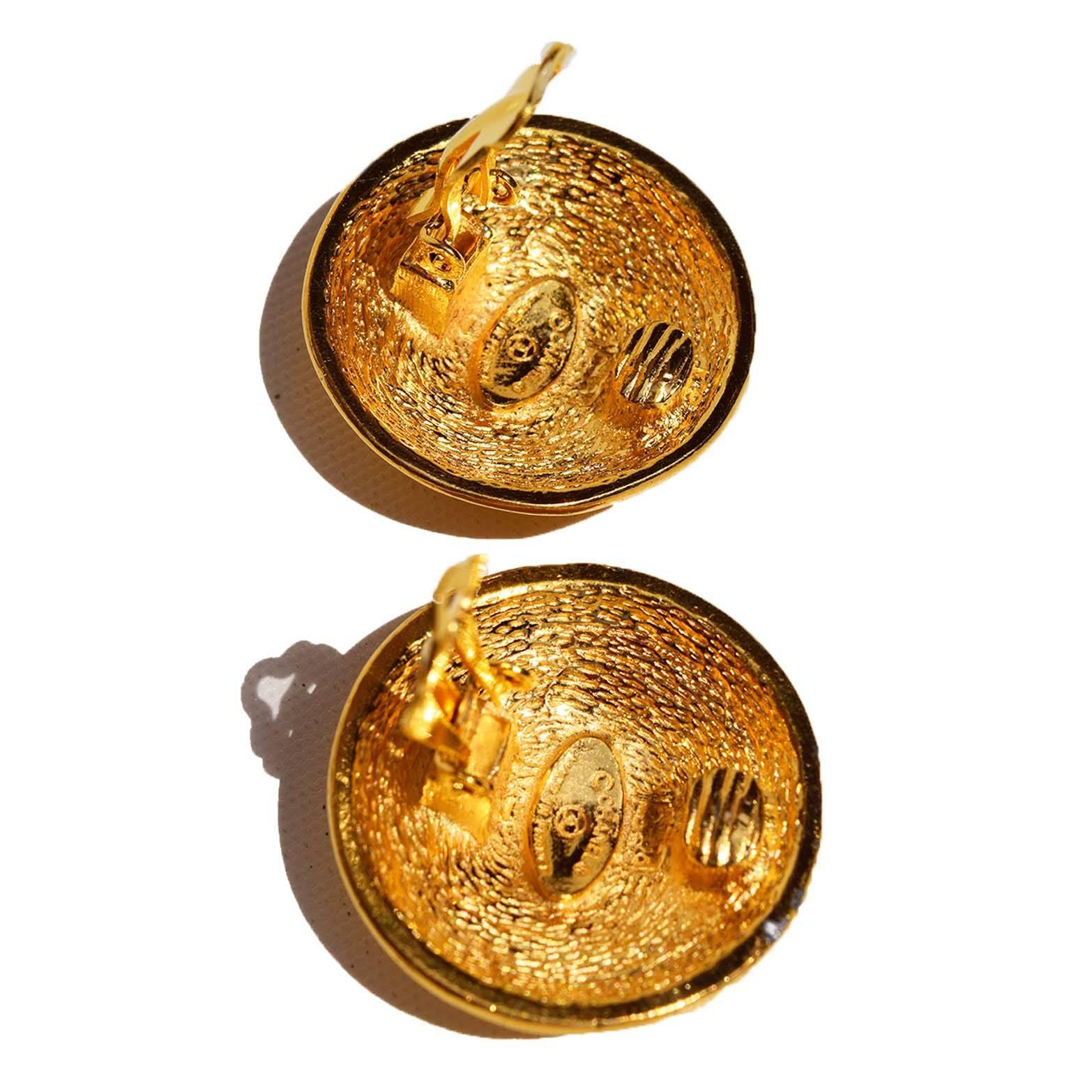 Chanel vintage quilted logo goldtone clip on earrings. Raised Chanel CC logo on quilt pattern base. Since the cartouche does not mention collection number or year, these earrings were manufactured  between 1984 - 1992.

Details:
Creator: