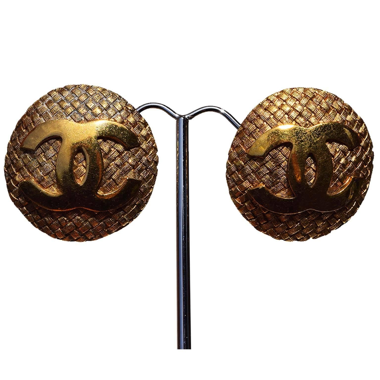 Chanel vintage clipon earrings. Large discs with CC logo in gold on basket weave textured base. Collection 29 (1992) designed by Victoire de Castellane, who was hired by Lagerfeld to oversee the design of Chanel's costume jewellery.