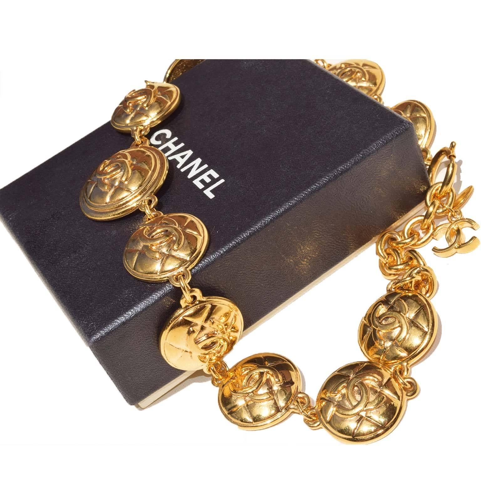 Chanel vintage quilted discs choker. 11 goldtone discs with quilted texture and CC logo. CC hangtag. Since the cartouche does not mention collection number or year, this choker was manufactured between 1984 - 1992. Comes in its original