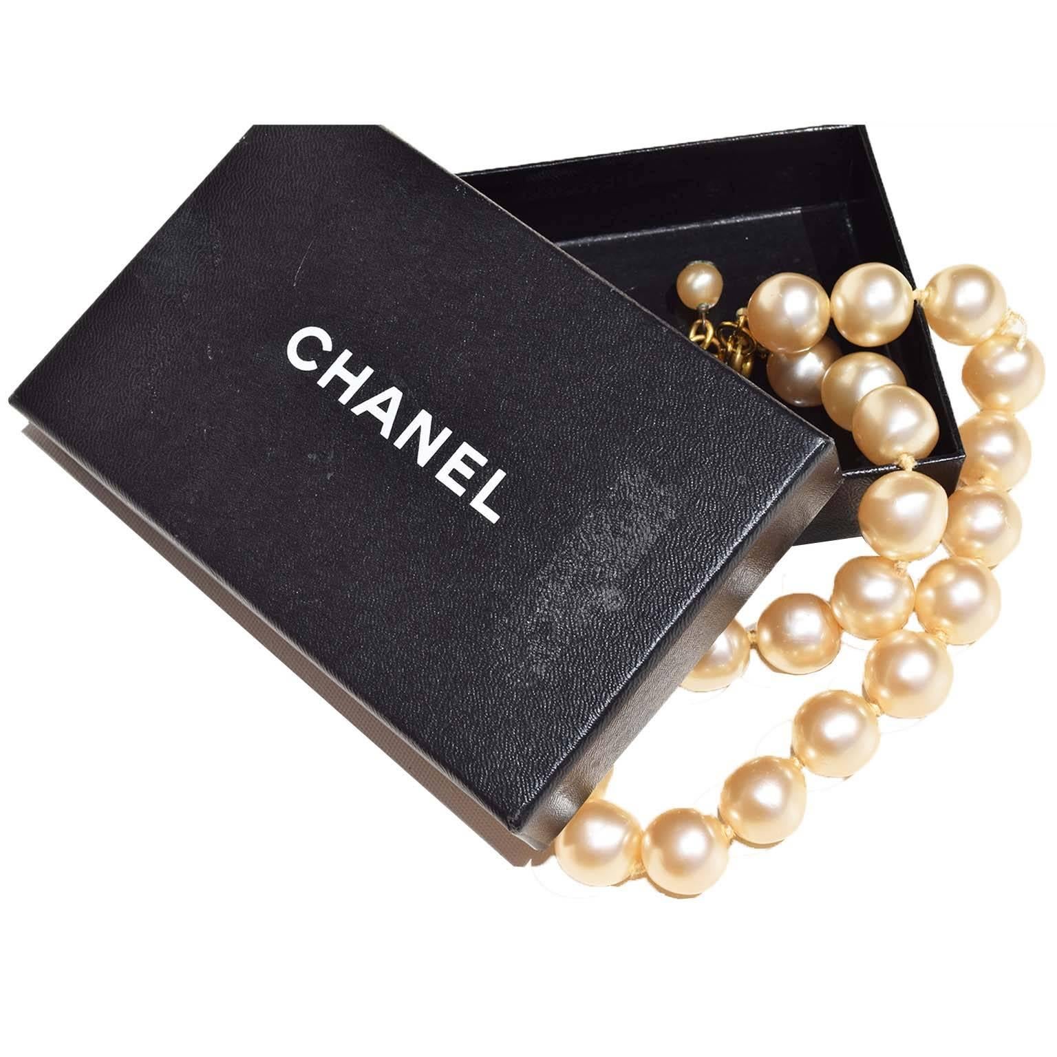 Chanel vintage faux pearl choker necklace 1992 In Excellent Condition In Melbourne, VIC