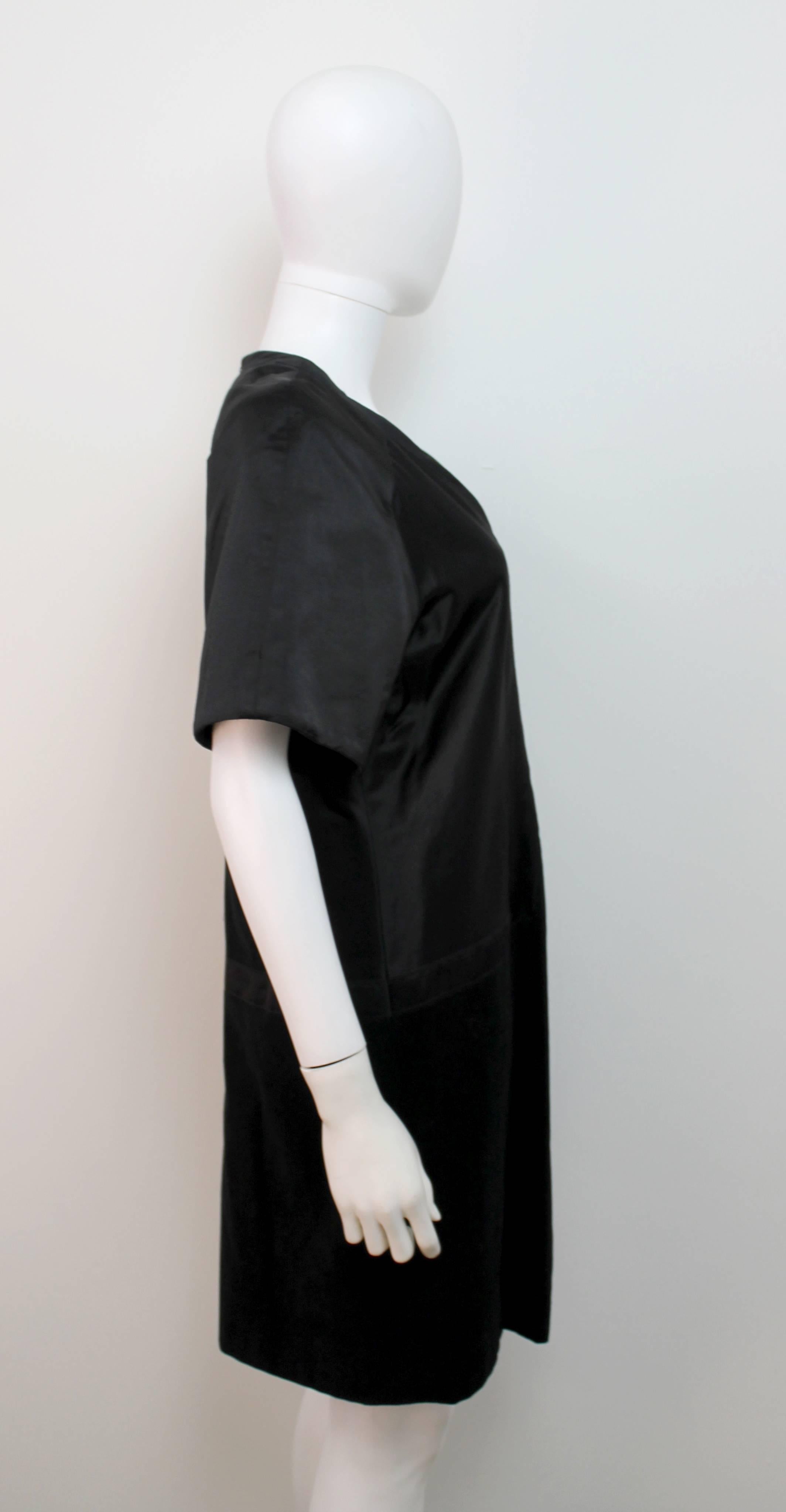 Beautifully shaped dress by Helmut Lang from the late 2011-. Features a structured cut and an exposed zipper.