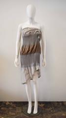 Issey Miyake FETE, Graues und braunes asymmetrisches plissiertes Kleid mit verstellbarem Riemen