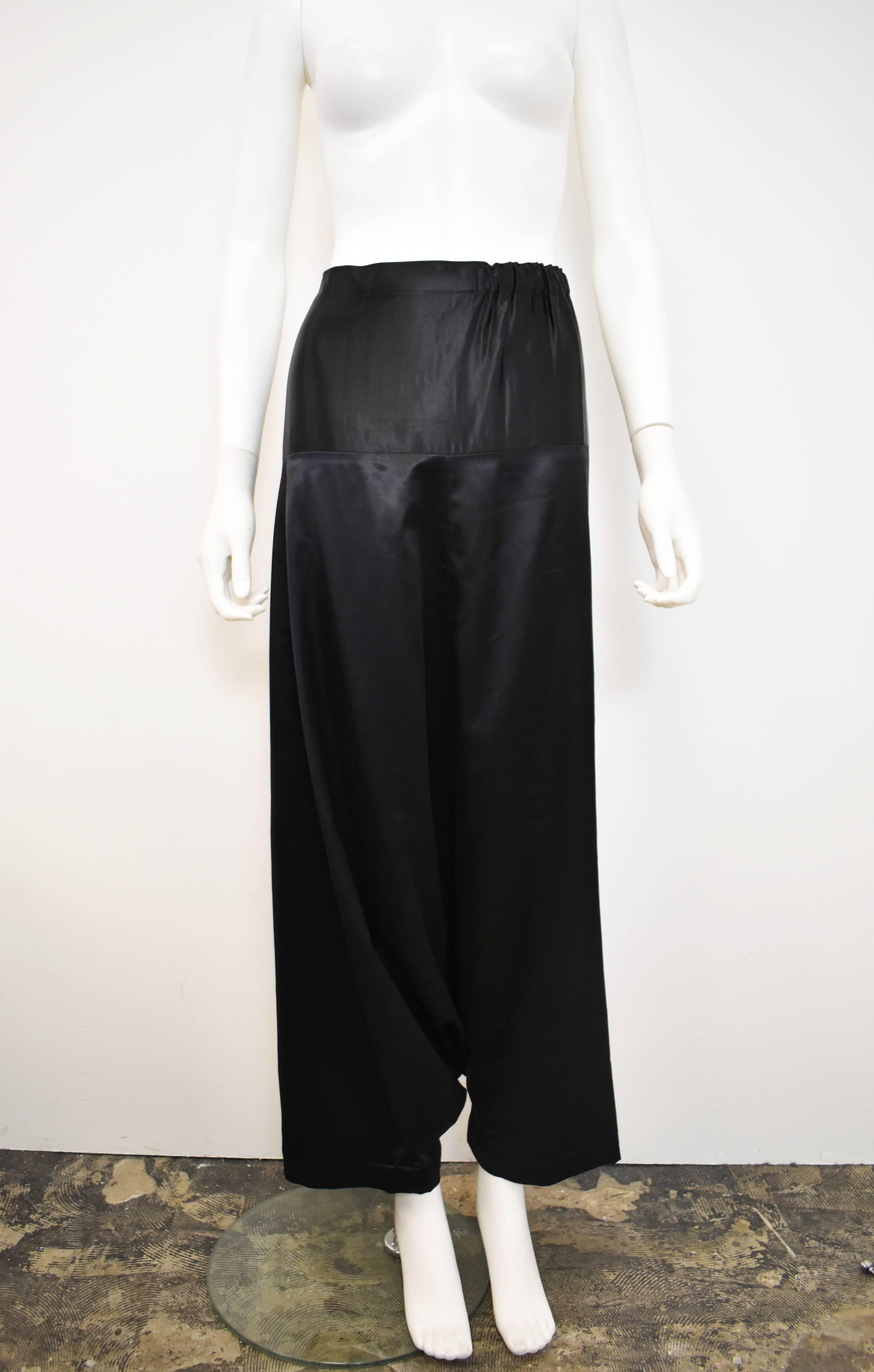 A modern yet highly wearable pair of wide leg trousers from Iranian/British clothing designer Shirin Guild. The lagenlook trousers have a wonderful loose shape that falls flatteringly along the line of the body giving the appearance of a long skirt.