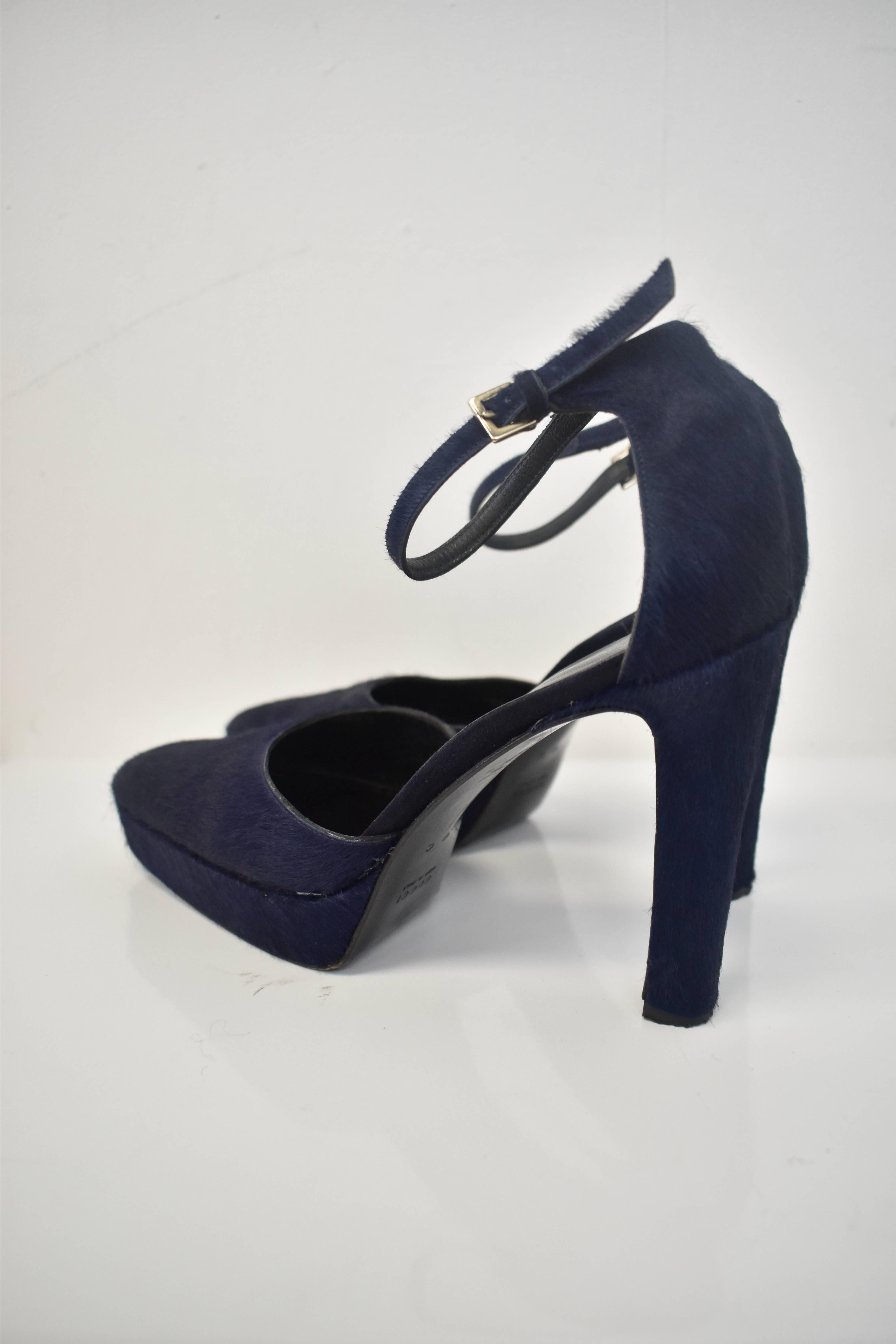 A beautiful pair of Gucci vintage shoes from the late 90s designed by Tom Ford during his tenure at the design house. The shoes have a classic court shape with heel, ankle strap, platform and closed toe design. They are made from a luxurious blue