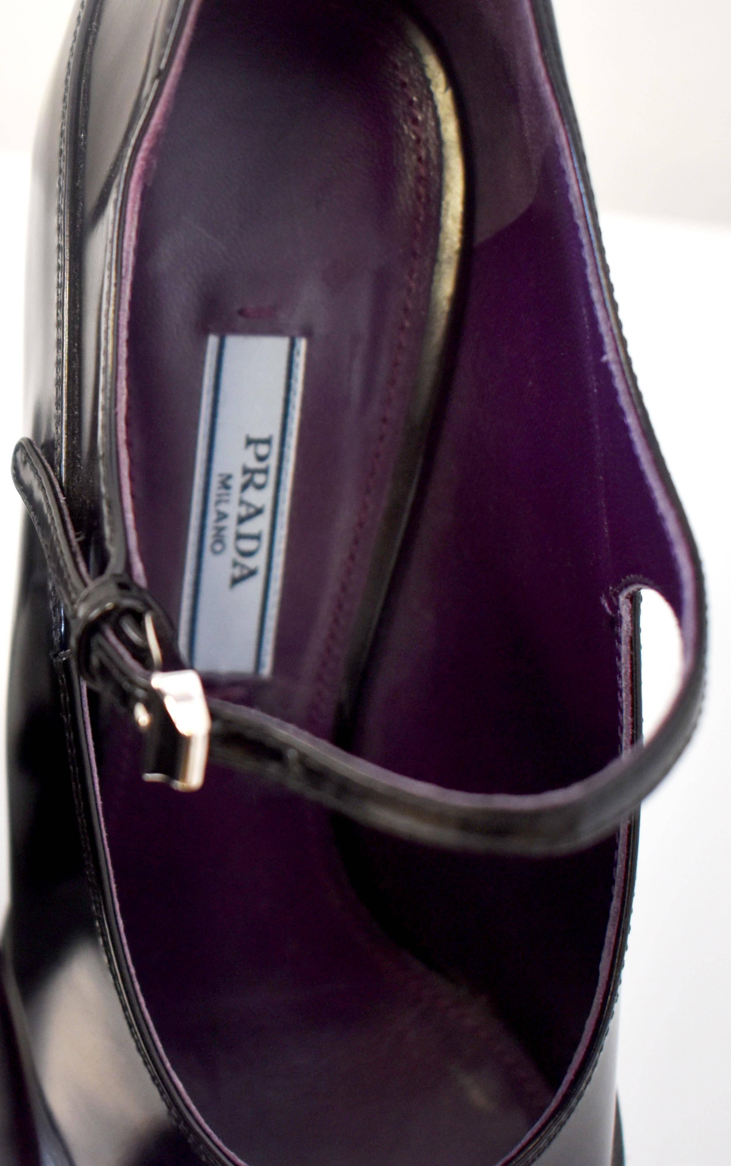 A/W15 Prada Black Patent Leather & Grey Rubber Mary Jane Curved Heels Size 38.5 In Excellent Condition In London, GB