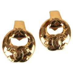 Boucles d'oreilles à clip en métal doré Chanel, 1994