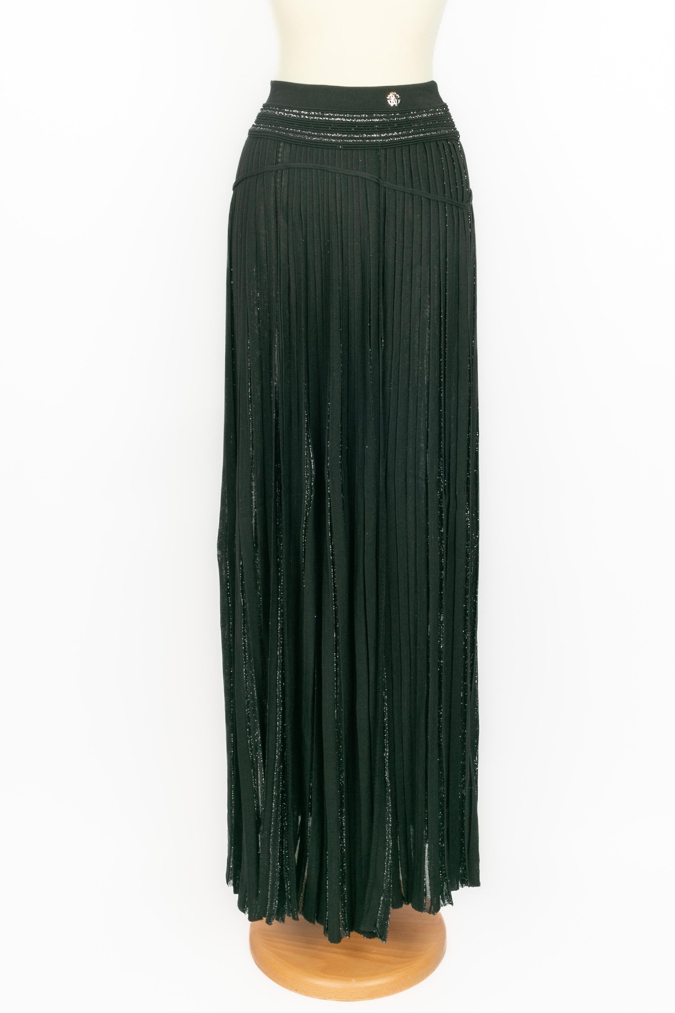 ROBERTO CAVALLI - (Made in Italy) Gonna in rete elastica nera con fili di lurex argentati. La taglia 40IT indicata, corrisponde a una 36FR.

Condizioni:
Ottime condizioni

Dimensioni:
Vita: 28 cm - Lunghezza: 113 cm

SKU:FJ189


