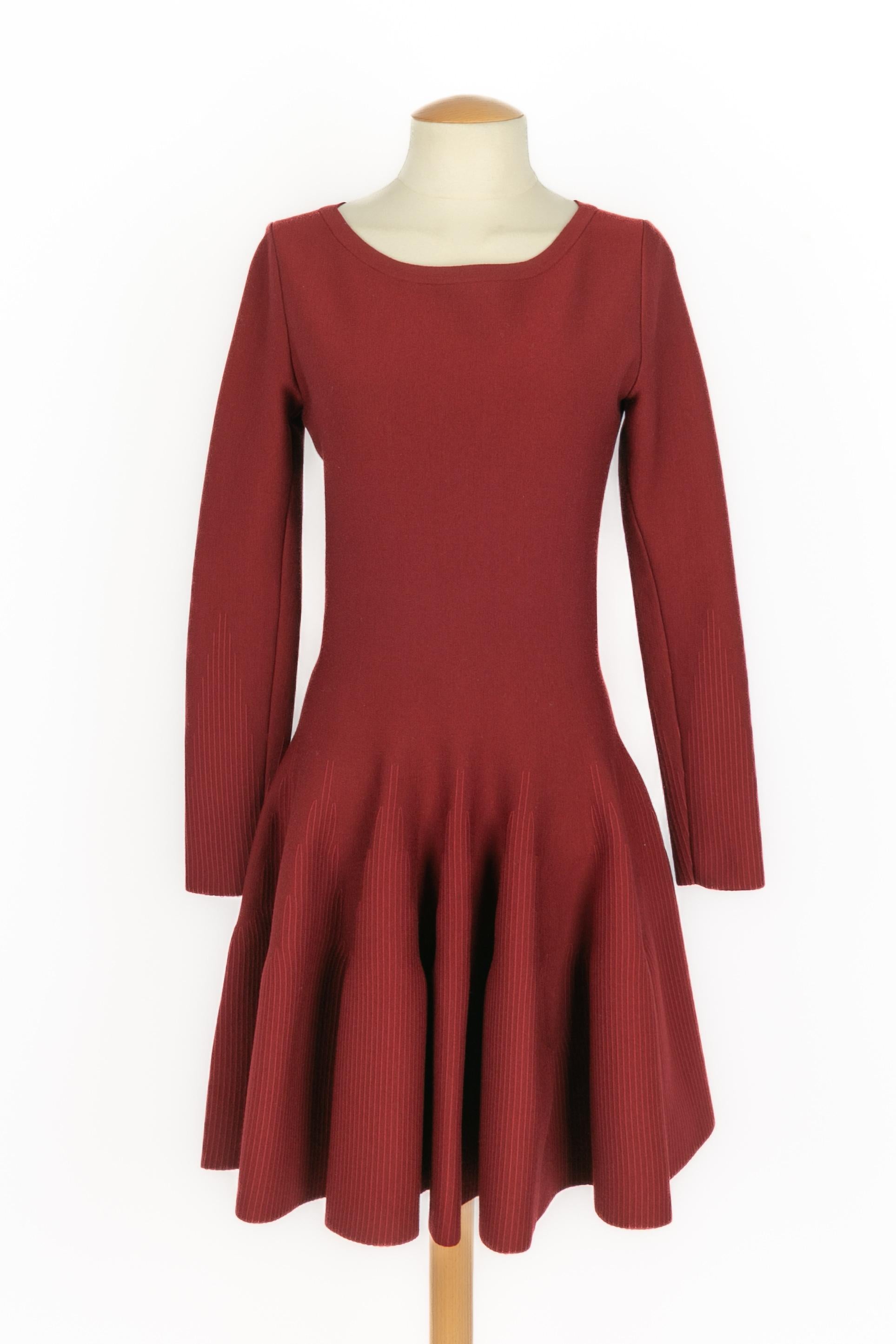ALAÏA - (Fabriqué en Italie) Robe patineuse à manches longues en laine mélangée rouge bourgogne. Taille 40FR indiquée.

Condit :
Très bon état.

Dimensions :
Largeur des épaules : 40 cm - Poitrine : 42 cm - Taille : 33 cm - Longueur des manches : 64