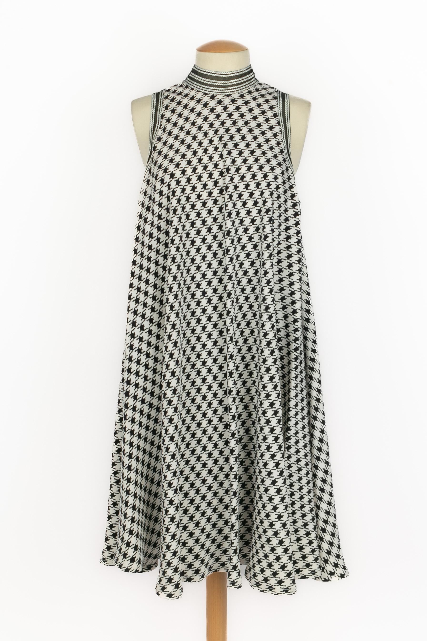 DIOR - (Made in France) Ärmelloses, kurzes Seidenkleid mit schwarz-weißem Hahnentrittmuster. Größe 42FR angegeben. A Collection circa Frühjahr-Sommer 1995, unter der künstlerischen Leitung von Gianfranco Ferré.

Bedingung:
Sehr guter
