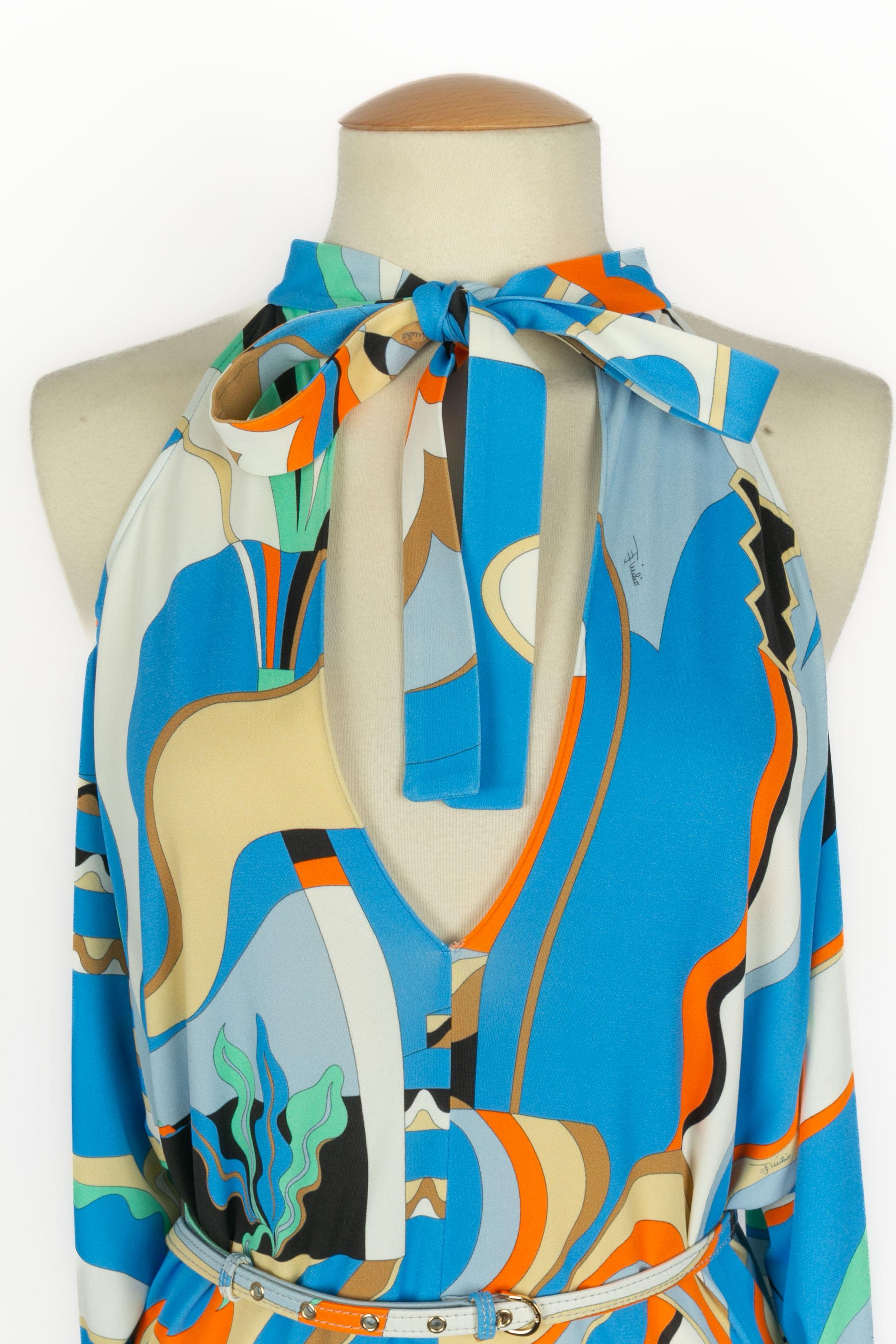 EMILIO PUCCI - (Made in Italy) Robe longue à manches longues, épaules dénudées en soie mélangée, avec un décor de bord de mer dans les tons bleu, orange, vert et beige. La robe est livrée avec une ceinture. Taille 36FR indiquée.

Condit :
Très bon