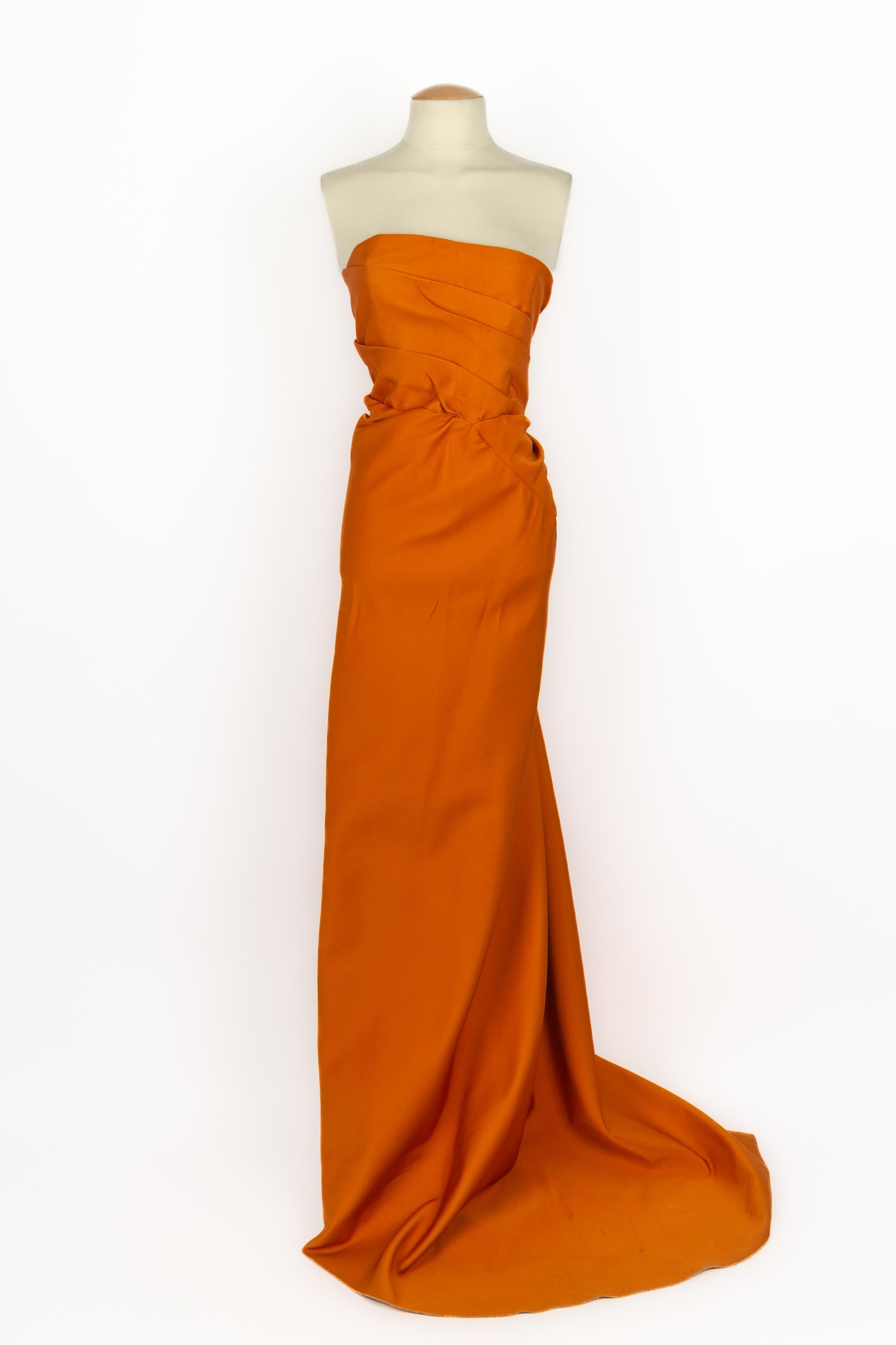 PAULE KA - Longue robe bustier en soie orange. Aucune taille n'est indiquée, il convient à un 34FR/36FR. Collectional printemps-été 2017.

Condit :
Bon état

Dimensions :
Poitrine : 38 cm - Taille : 30 cm - Hanches : 37 cm - Longueur : 140 cm à 180