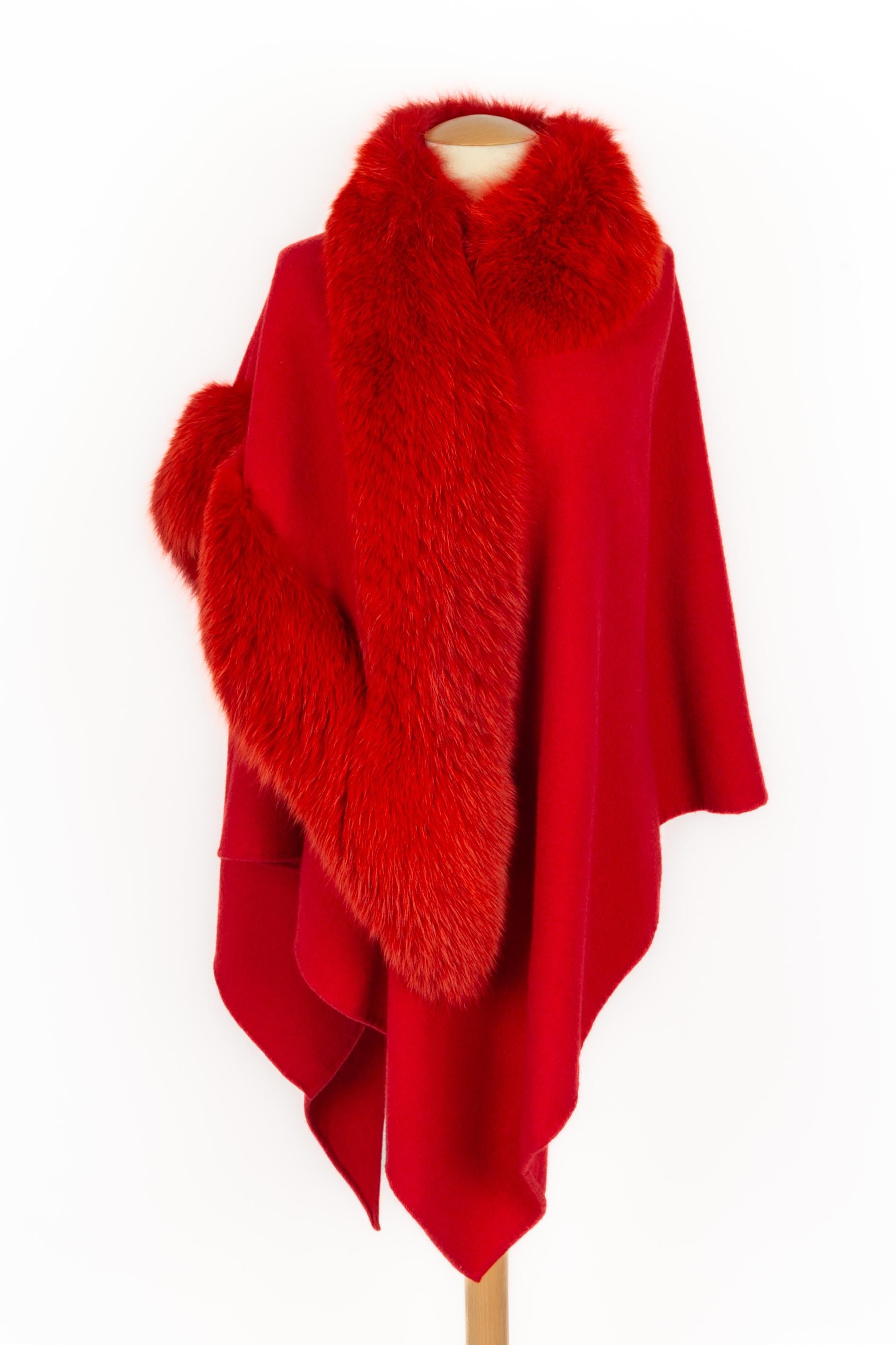 DIOR - (Fabriqué en France) Cape châle en cachemire avec fourrure rouge.

Condit :
Très bon état.

Dimensions :
Longueur : 87 cm - Hauteur : 104 cm

SKU:M127