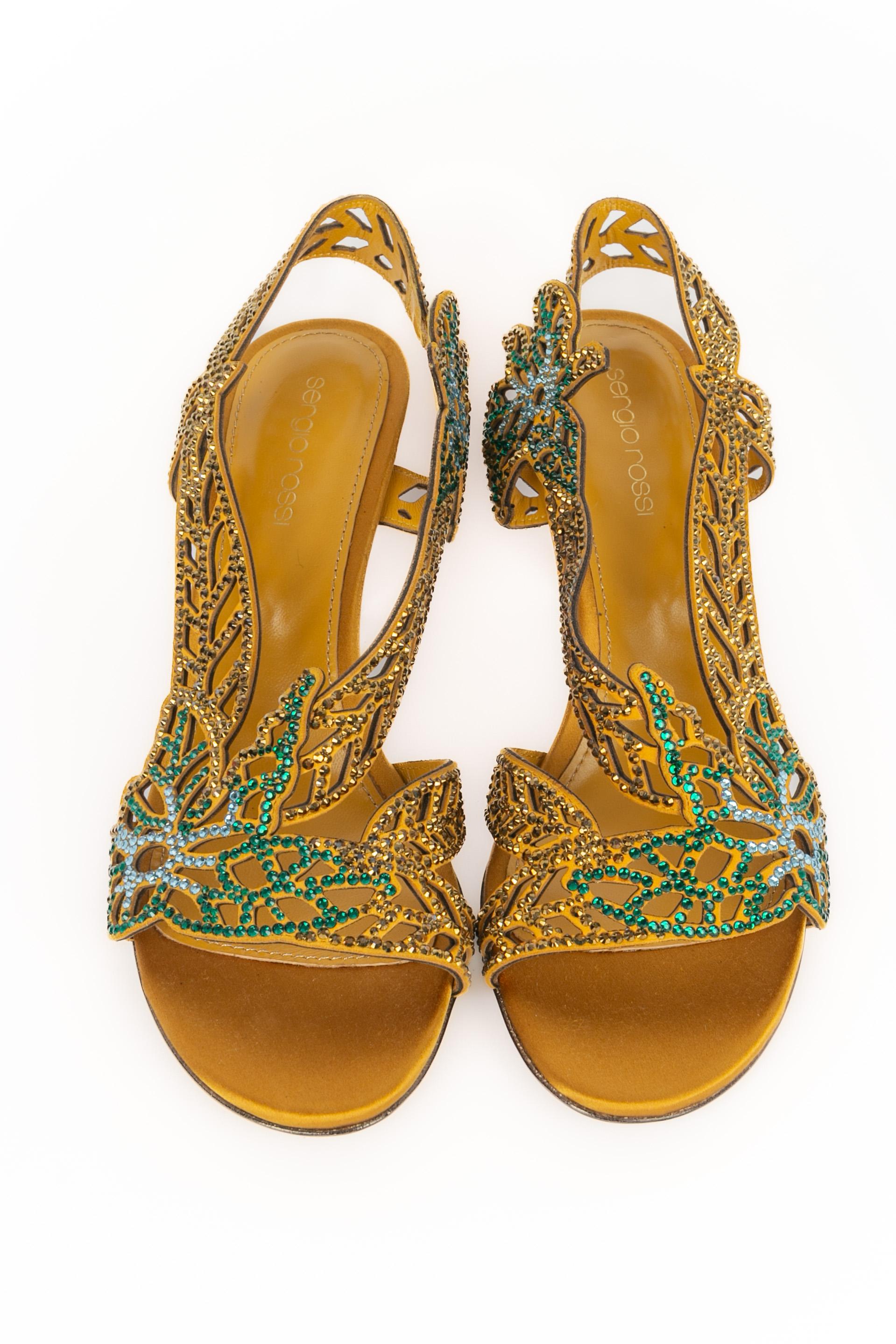 Sergio Rossi - (Made in Italy) Décolleté in seta giallo oro con briglie e strass. Taglia 38.5FR indicata.

Condizioni:
Ottime condizioni

Dimensioni:
Altezza del tacco: 8 cm

SKU:CH4