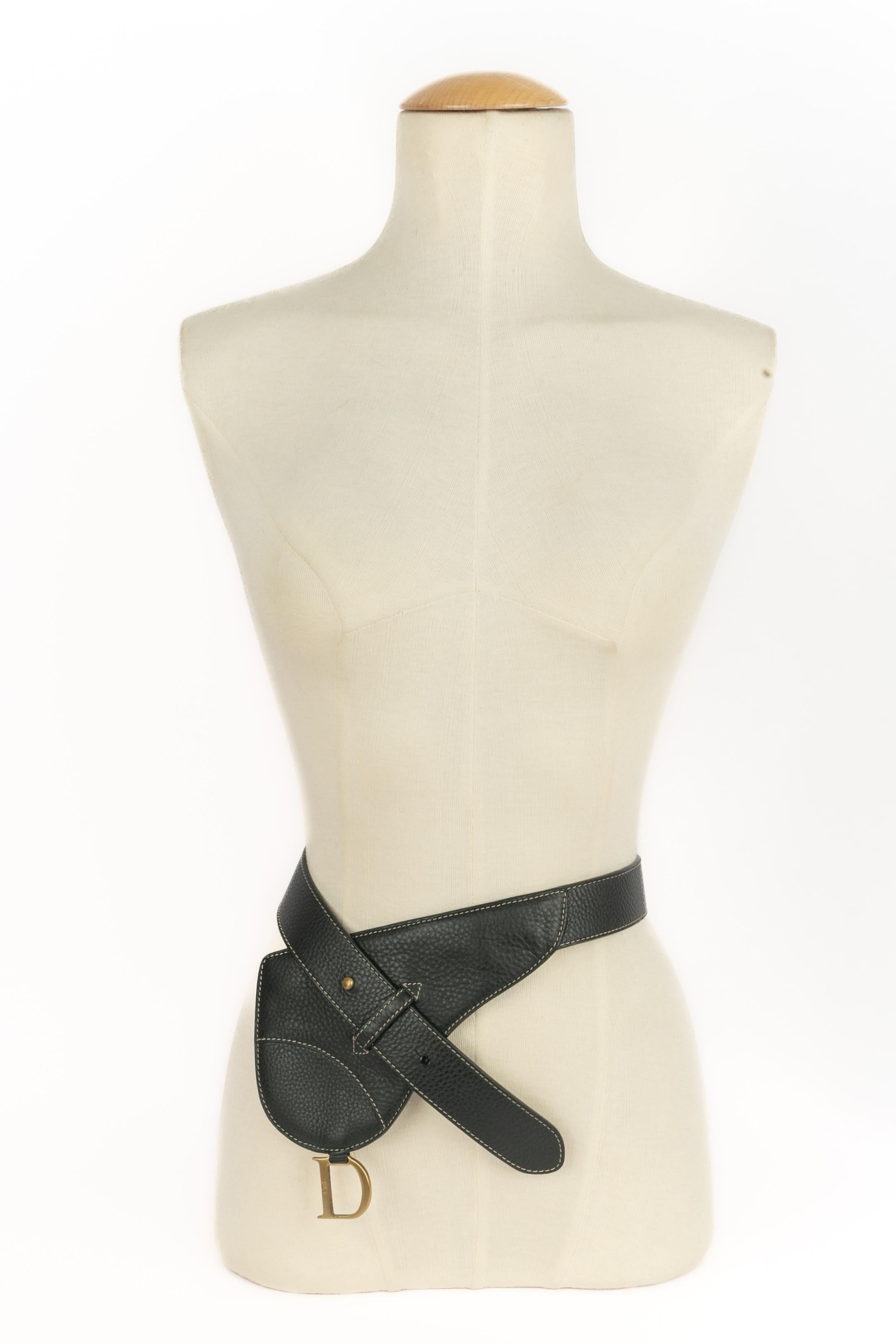 DIOR - (Made in Italy) Cintura in pelle di vitello martellata nera, design Saddle. Elementi in metallo dorato antico.

Condizioni:
Ottime condizioni

Dimensioni:
Lunghezza: da 87 a 93 cm

SKU:ACC258