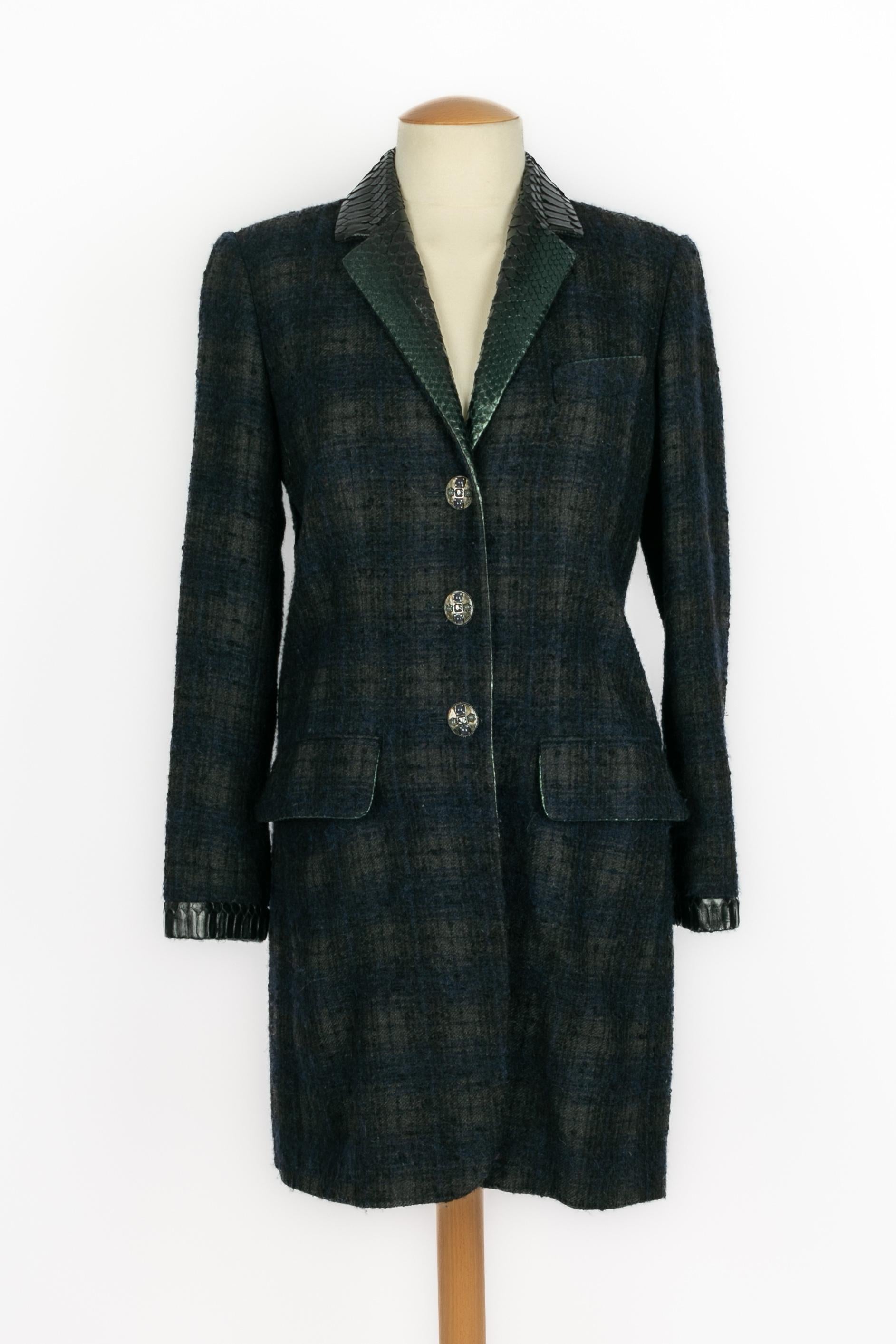 Chanel - (Made in France) Giacca in misto alpaca e lana nei toni del blu e del grigio, con colletto in pitone cangiante verde e nero. Indicata la taglia 36FR.

Condizioni:
Buono stato

Dimensioni:
Larghezza spalle: 40 cm - Petto: 49 cm - Lunghezza