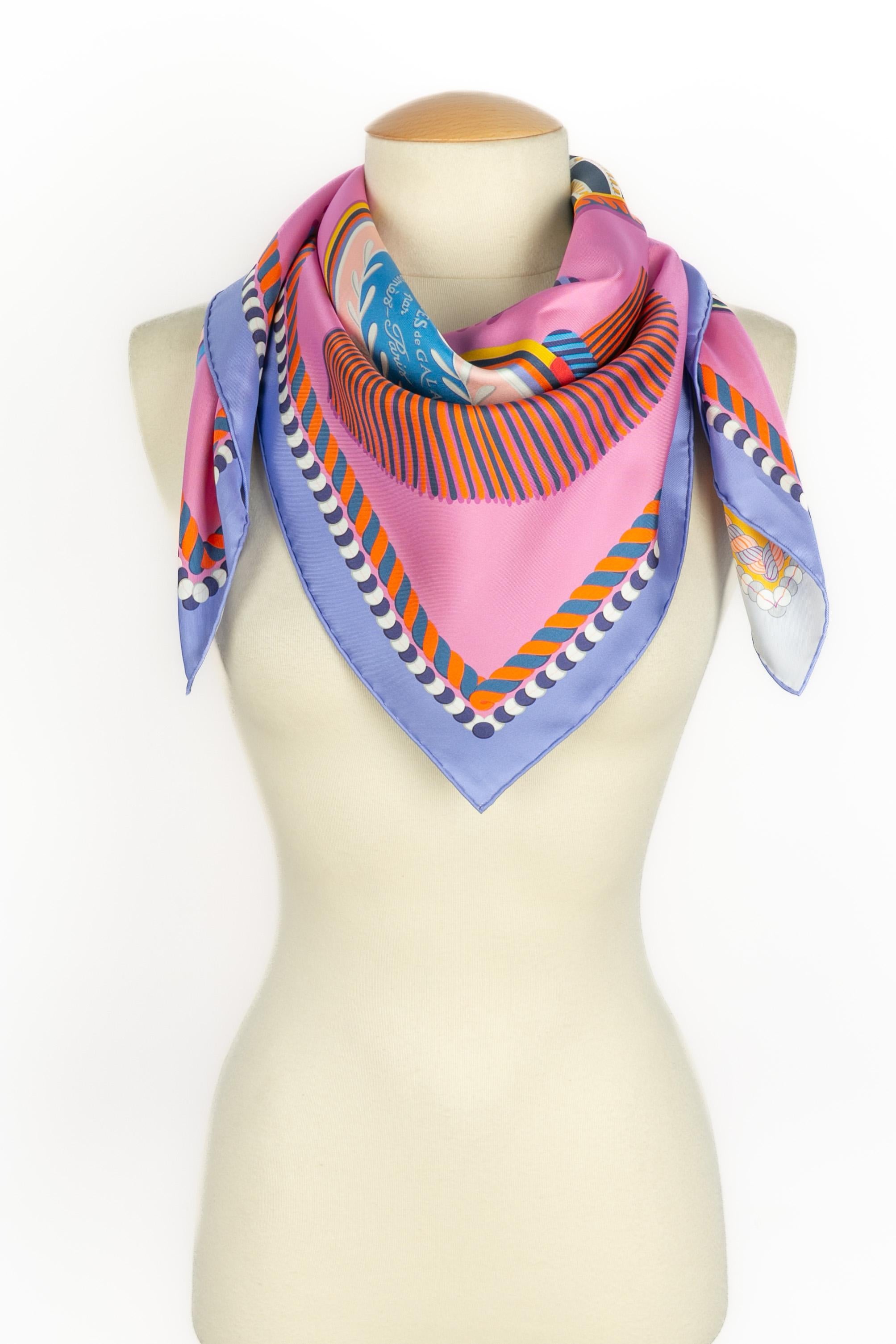 Beige Foulard / sciarpa Hermès 'Gala epaulettes' a due lati in vendita