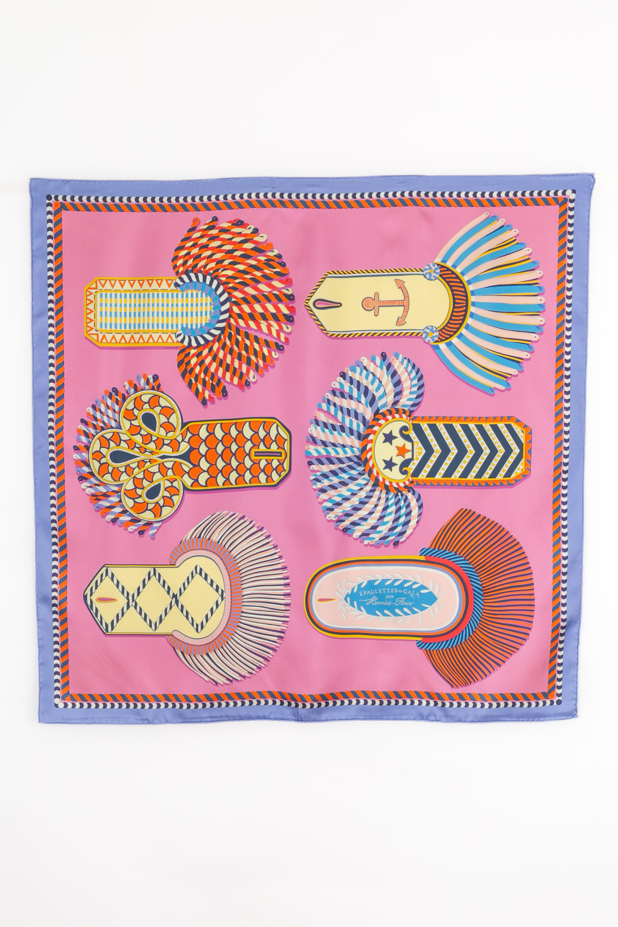 HERMÈS - (Made in France) Dual-sided silk twill foulard entitled 'Gala epaulettes'.

Condition:
Very good condition

Dimensions:
90 cm x 90 cm

SKU:FFH25
