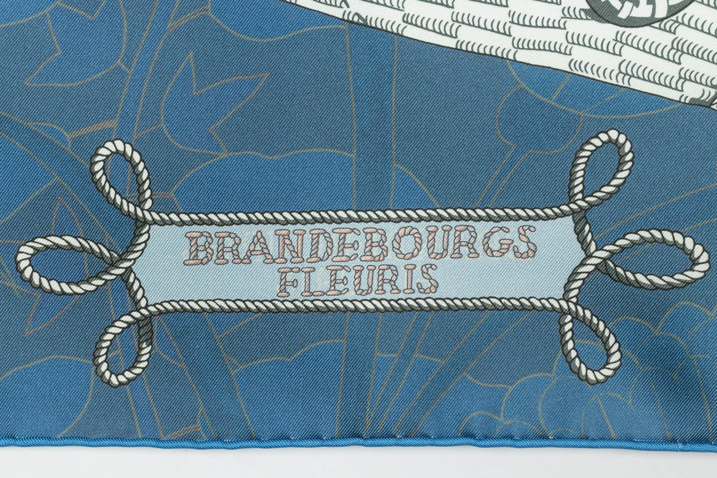 Grigio Foulard / sciarpa 'flower brandenburgs' di Hermès a due lati in vendita