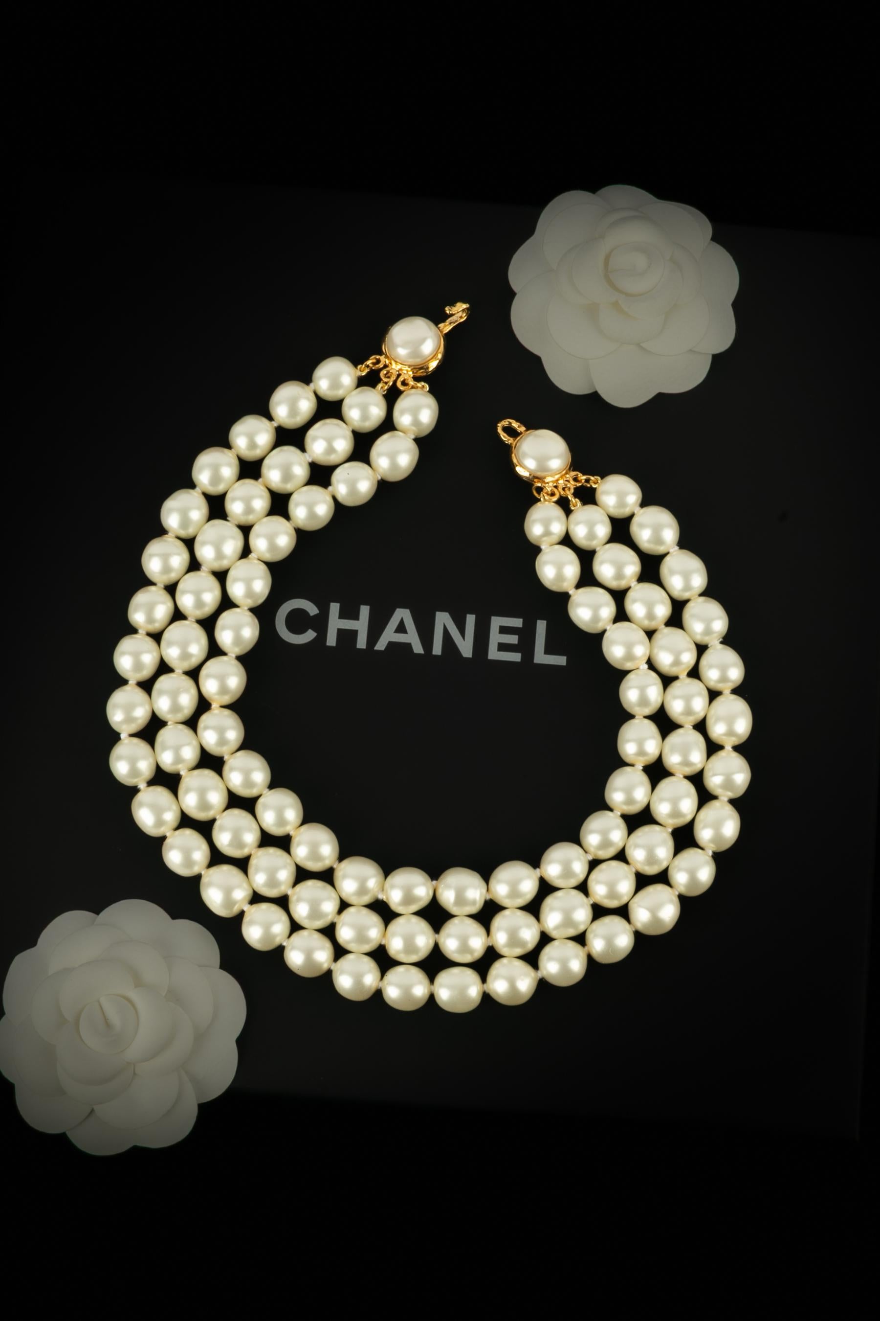 CHANEL - (Fabriqué en France) Collier en métal doré avec trois rangs de perles fantaisie.

Condit :
Très bon état.

Dimensions :
Longueur : 44 cm

SKU:CB88