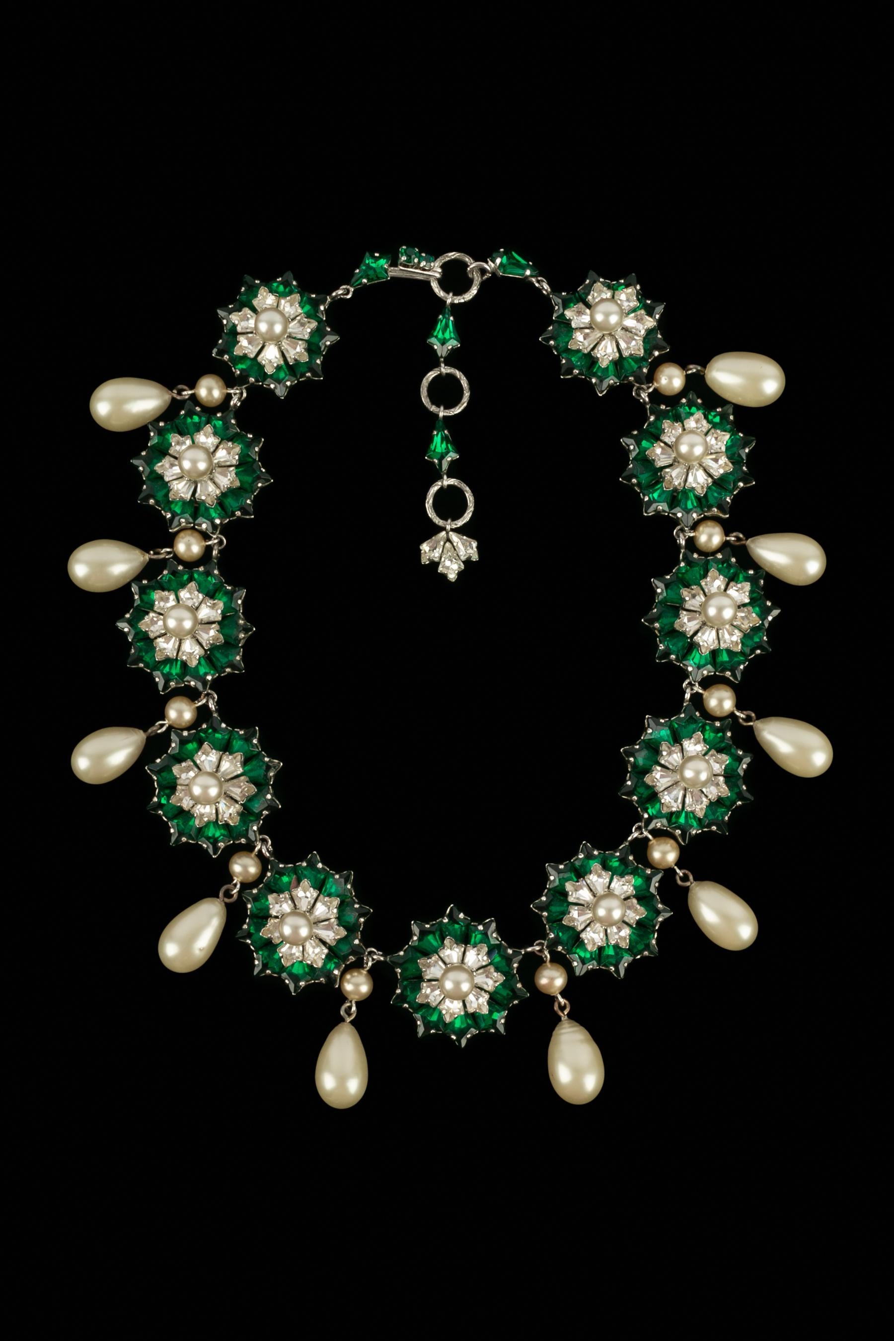 DIOR - Conjunto de collar de metal plateado con brillantes plateados y verdes, con perlas y gotas nacaradas. Colección 1960.

Estado:
Muy buen estado

Dimensiones:
Longitud: de 41 cm a 47 cm

SKU:BC186