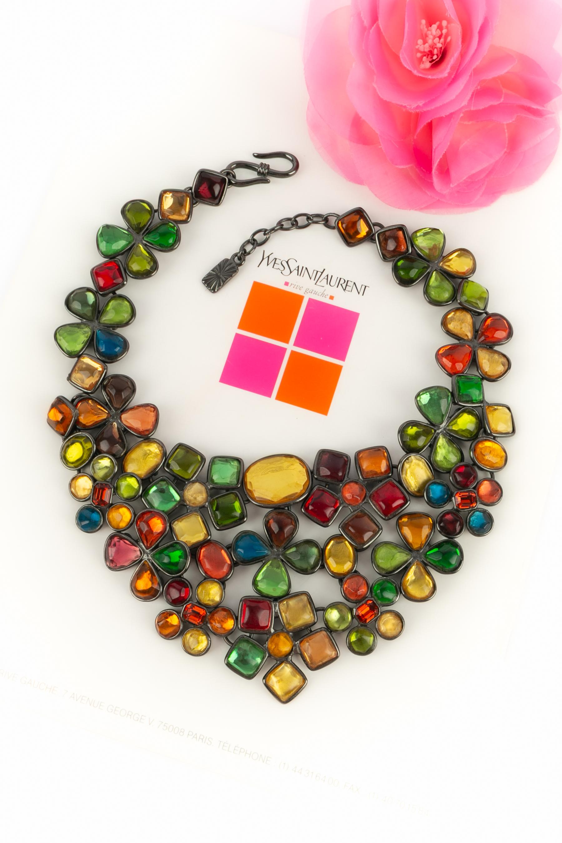 Yves Saint Laurent - (Made in France) Collana a forma di chiave in metallo argentato scuro decorata con strass multicolori.

Condizioni:
Ottime condizioni

Dimensioni:
Lunghezza: da 43 a 47 cm

SKU:BC33


