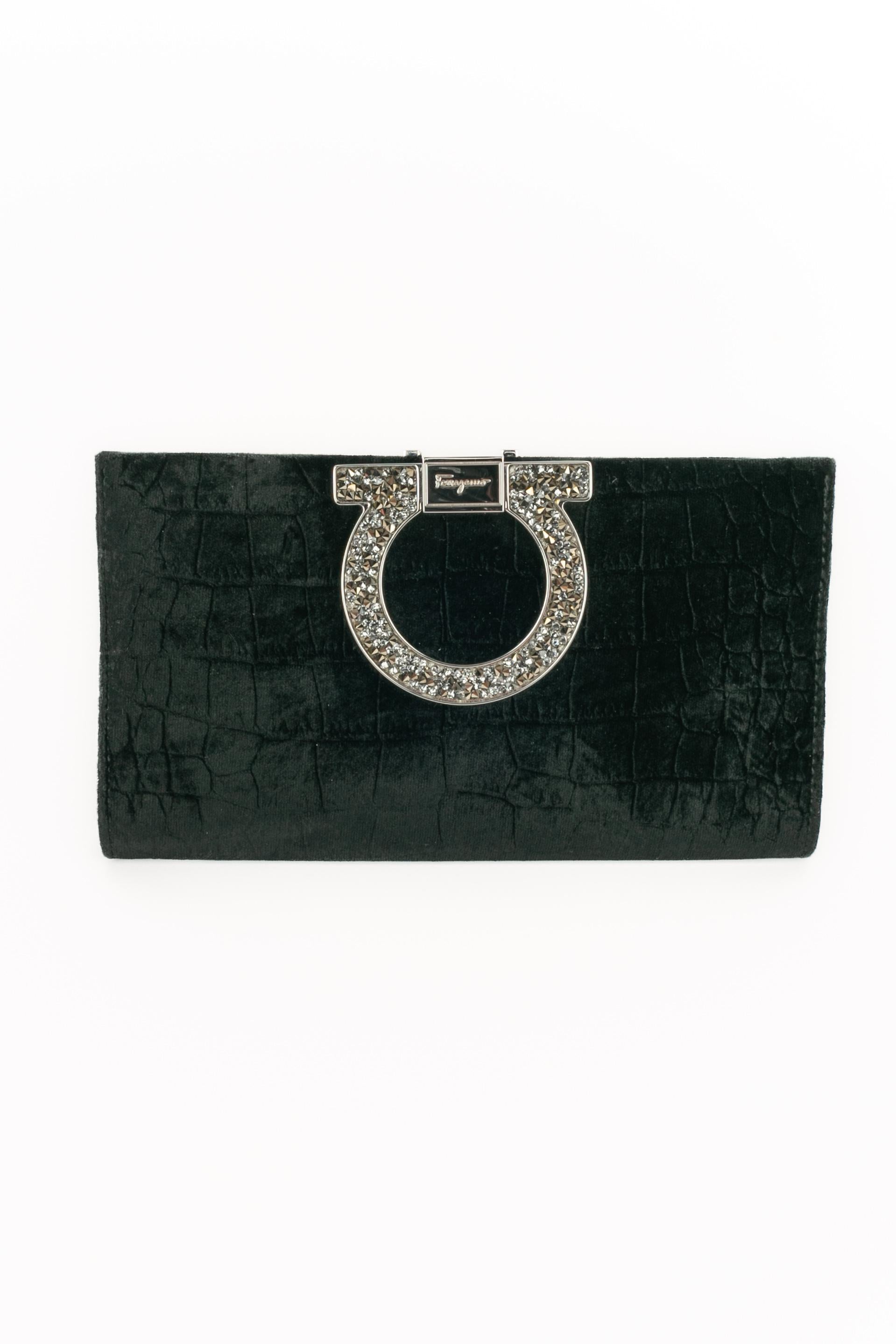 SALVATORE FERRAGAMO - (Made in Italy) Handtasche aus schwarzem Samt in Krokodiloptik mit silbernem, mit Strasssteinen besetztem Metallverschluss.

Bedingung:
Sehr guter Zustand

Abmessungen:
Länge: 21 cm - Höhe: 11 cm - Tiefe: 2 cm

SKU:S30


