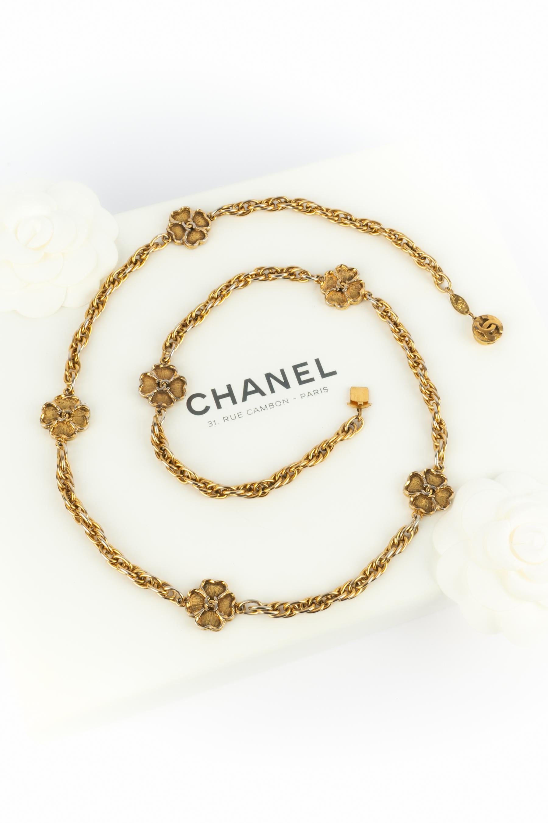Chanel - (Made in France) Collana sautoir a catena in metallo dorato intervallata da quadrifogli in metallo dorato. Una Collection'S del 1983.

Condizioni:
Buono stato

Dimensioni:
Lunghezza: 88 cm

SKU:CB111