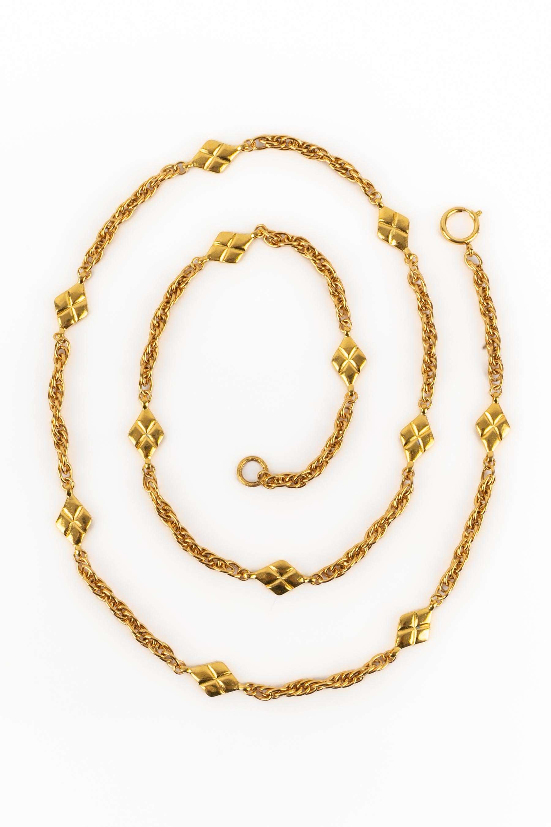 Chanel - (Made in France) Collana sautoir in metallo dorato.

Condizioni:
Ottime condizioni

Dimensioni:
Lunghezza: 125 cm

SKU:CB117
