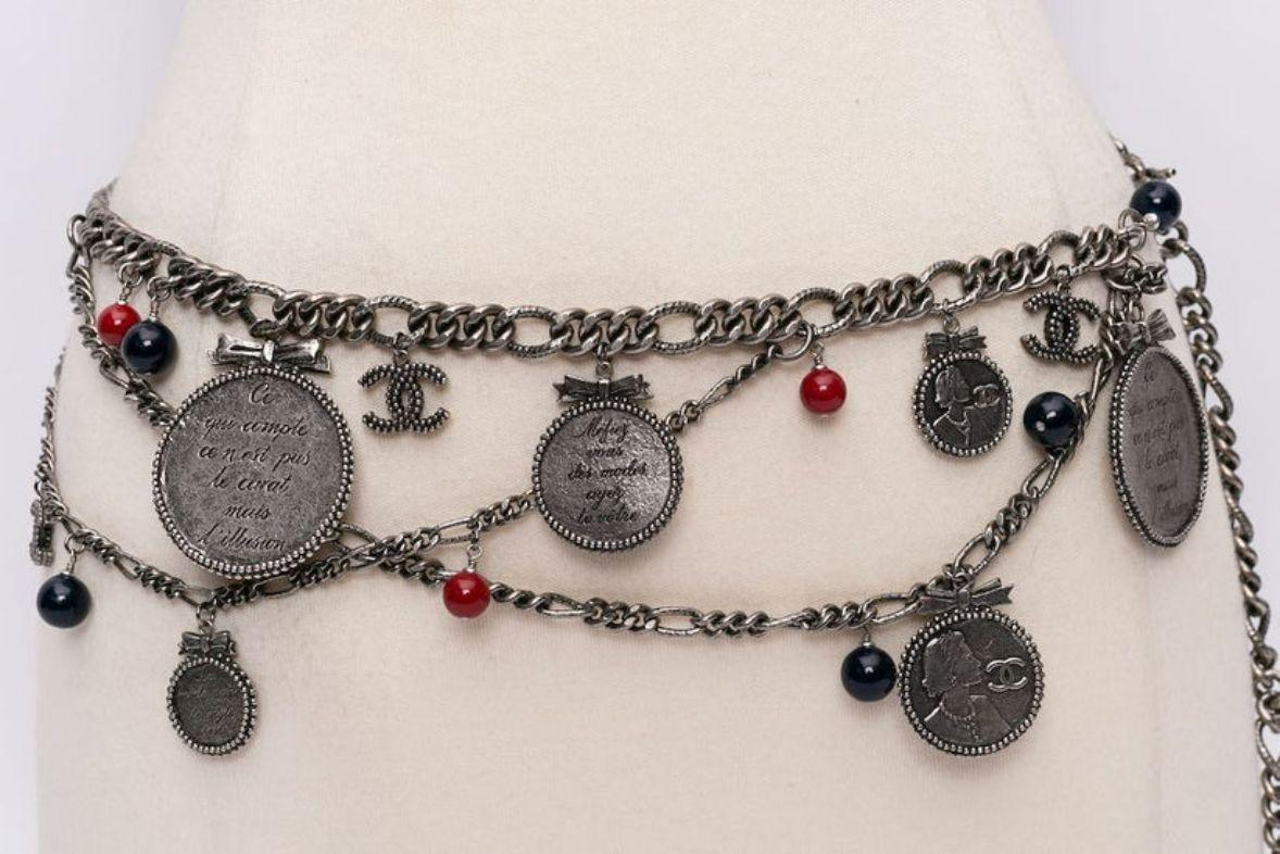 Cintura Chanel in argento con charme Collezione Autunno, 2004 In condizioni ottime in vendita a SAINT-OUEN-SUR-SEINE, FR